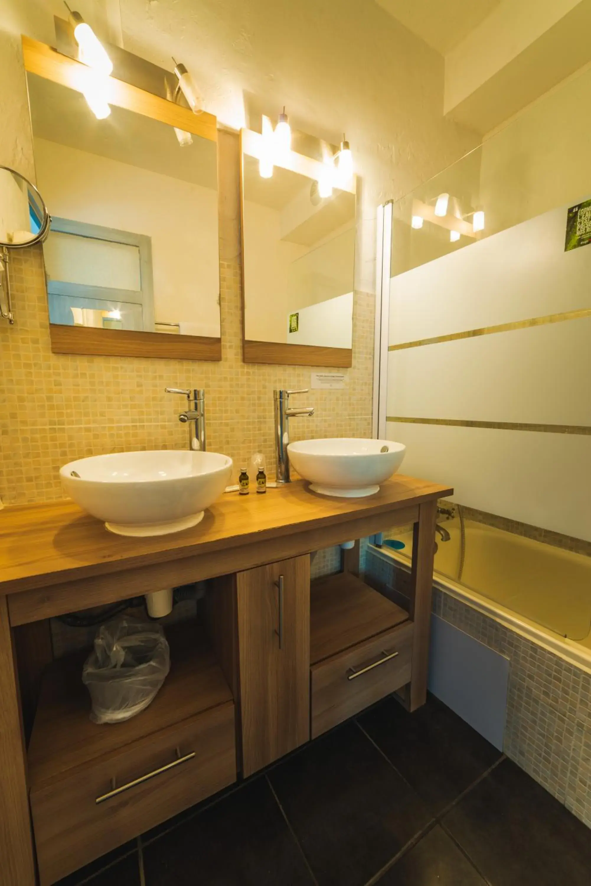 Triple Room in Logis Hôtels La Bastide des Golfs Triple Room in Logis Hôtels La Bastide des Golfs