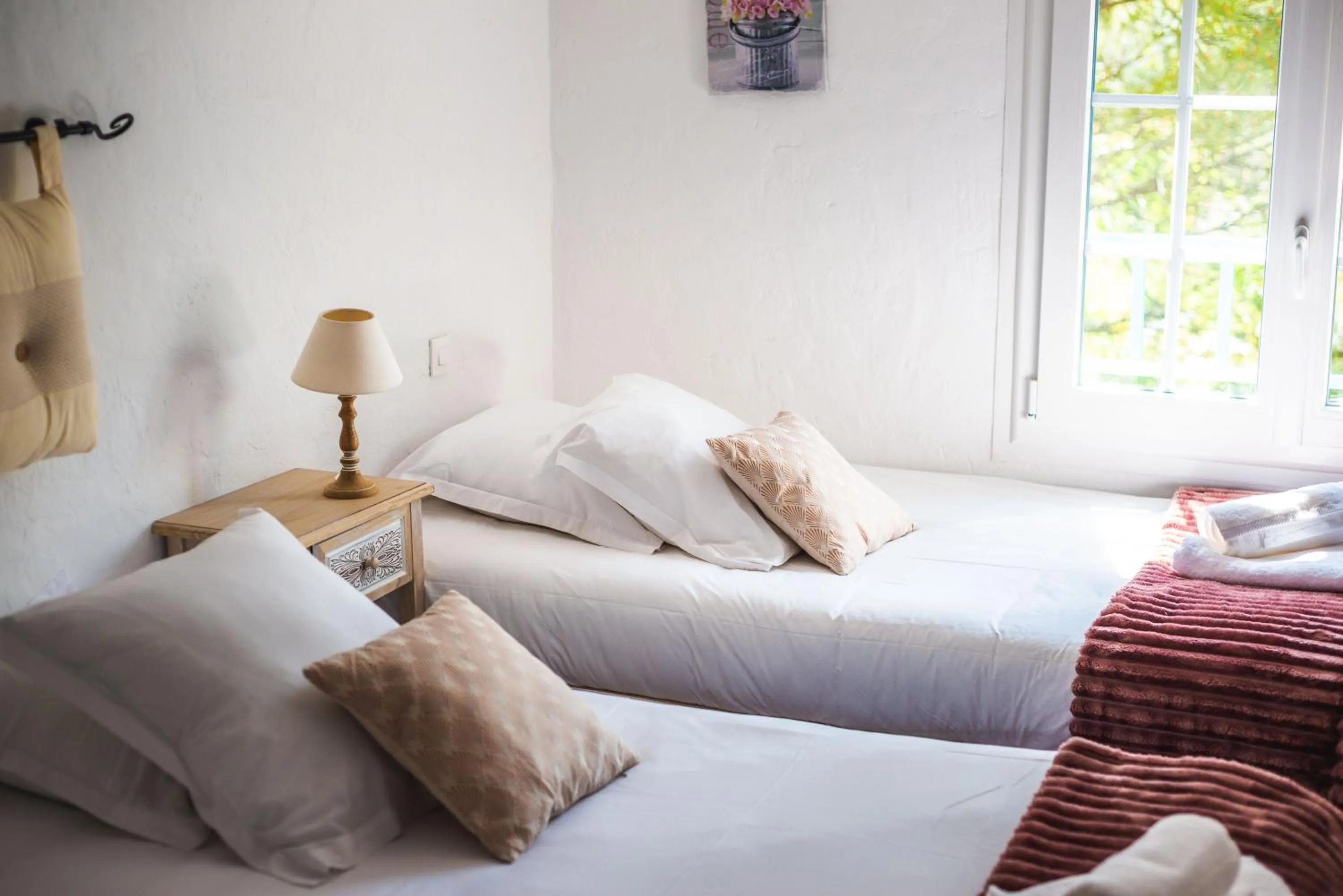 Bed in Logis Hôtels La Bastide des Golfs