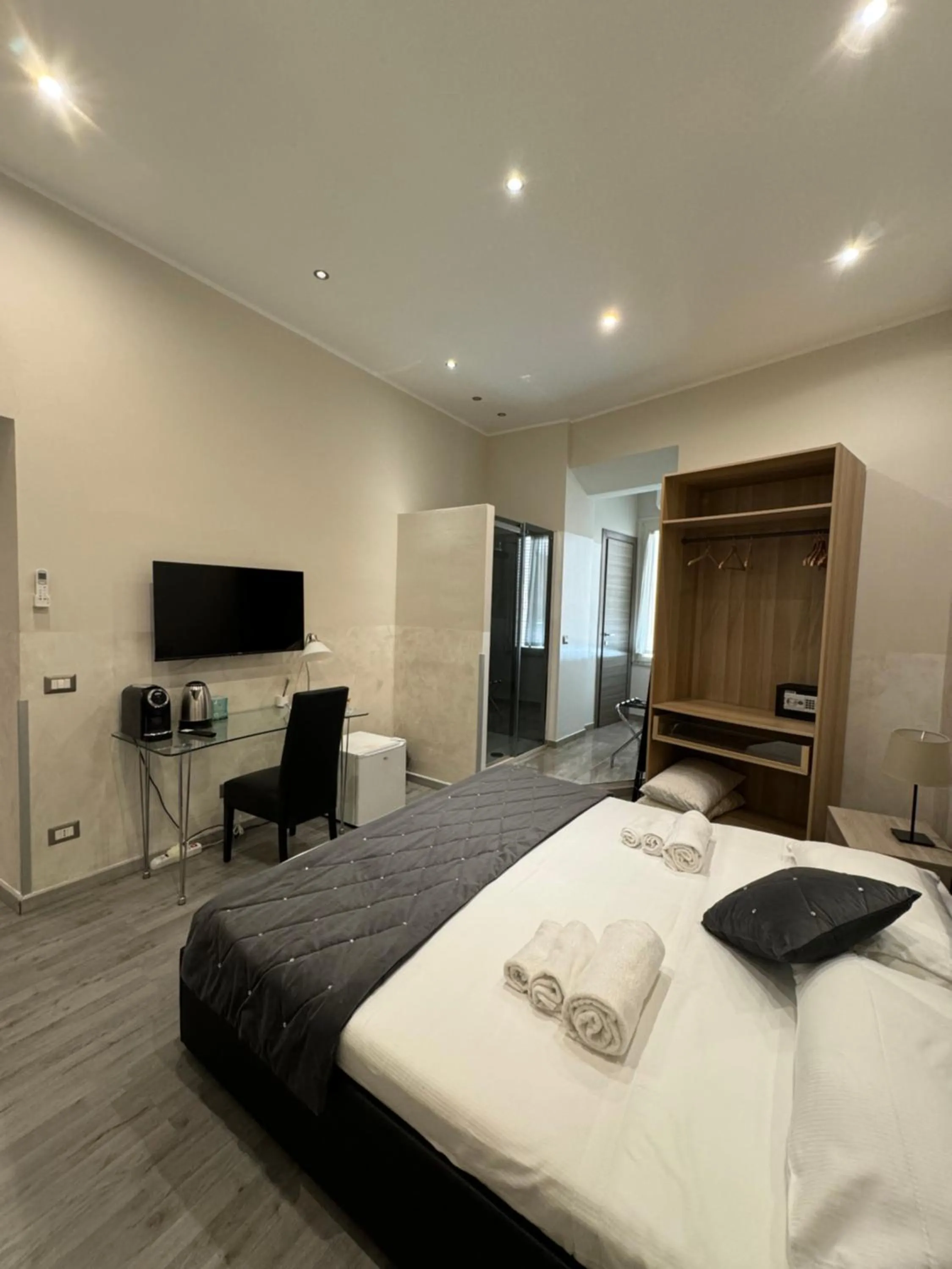 TV and multimedia, Bed in RHS Rienzo Suites