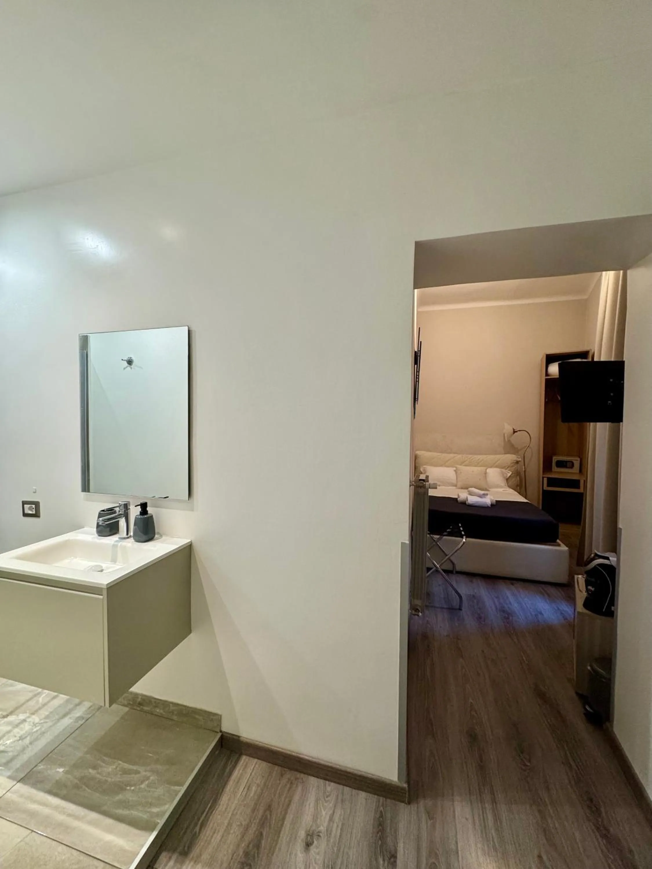 Photo of the whole room, Bed in RHS Rienzo Suites