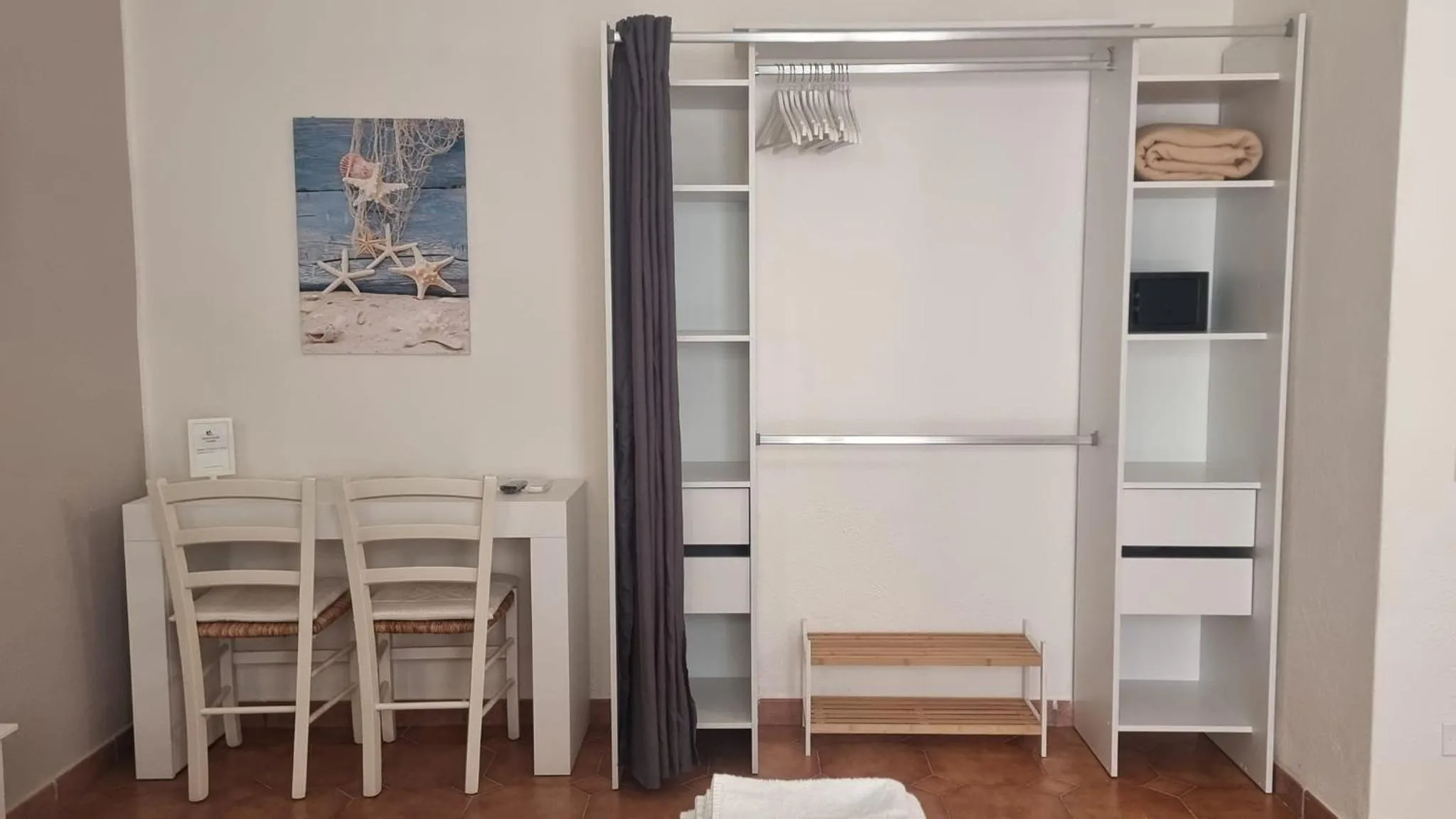 wardrobe in Il Piccolo Giardino rooms & breakfast