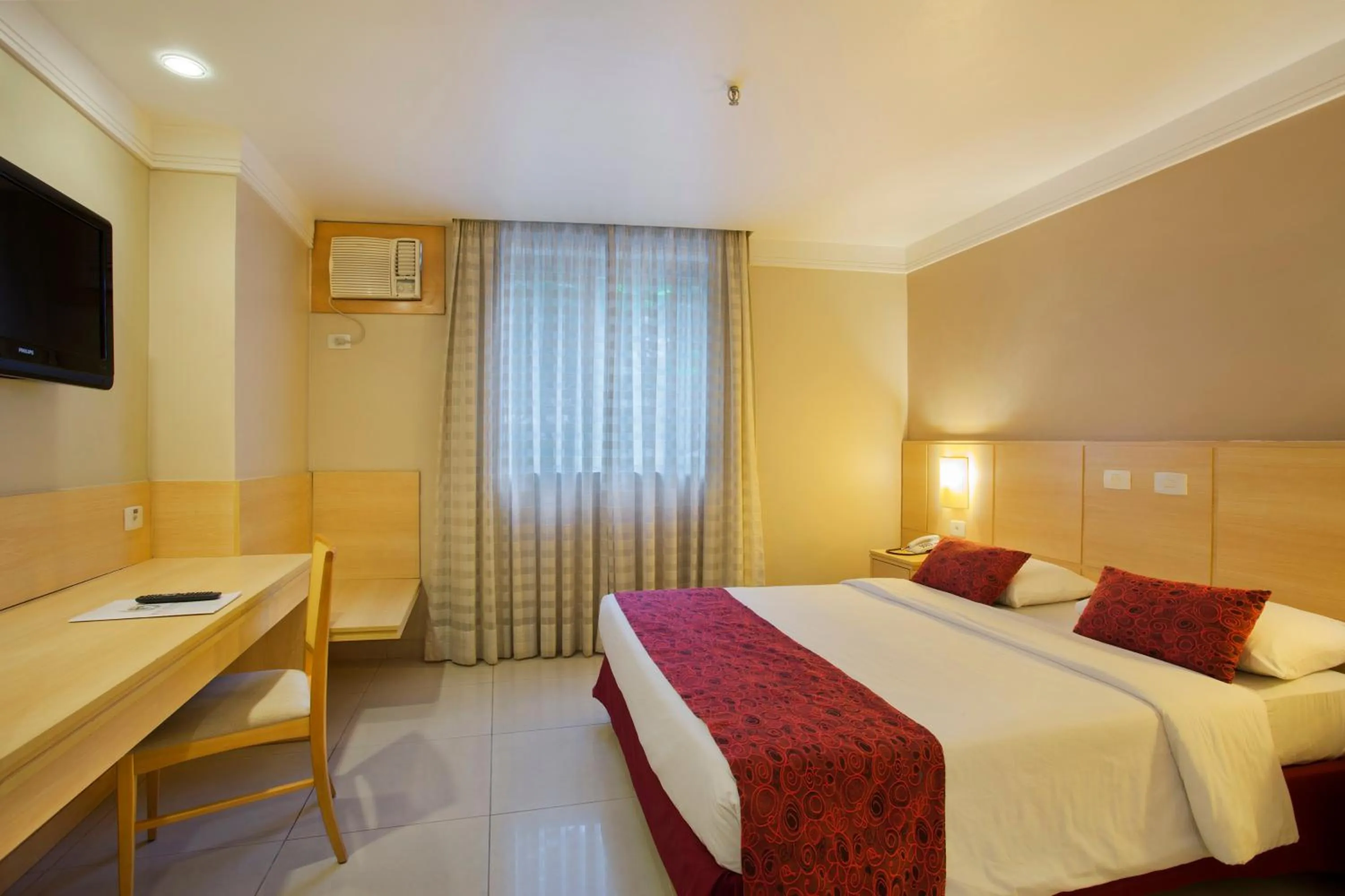 Photo of the whole room, Bed in Hotel Atlântico Copacabana