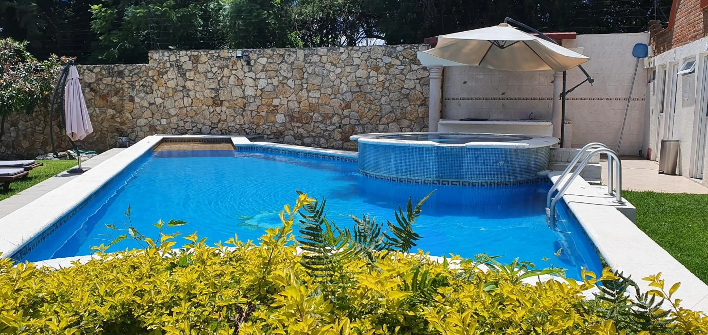 Swimming pool in Victoria Hotel y Spa