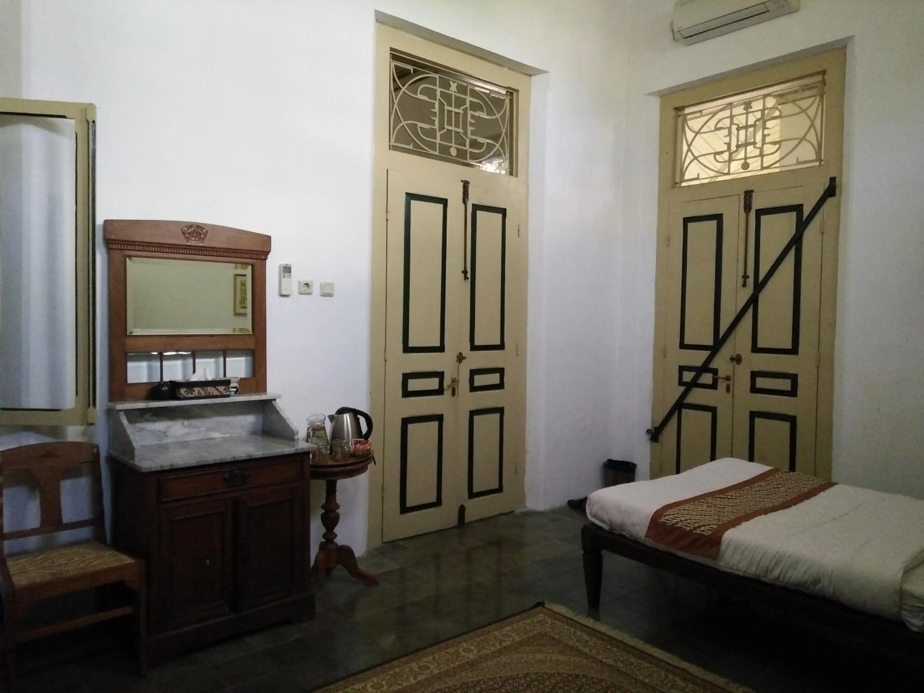 Bed in nDalem Natan Royal Heritage