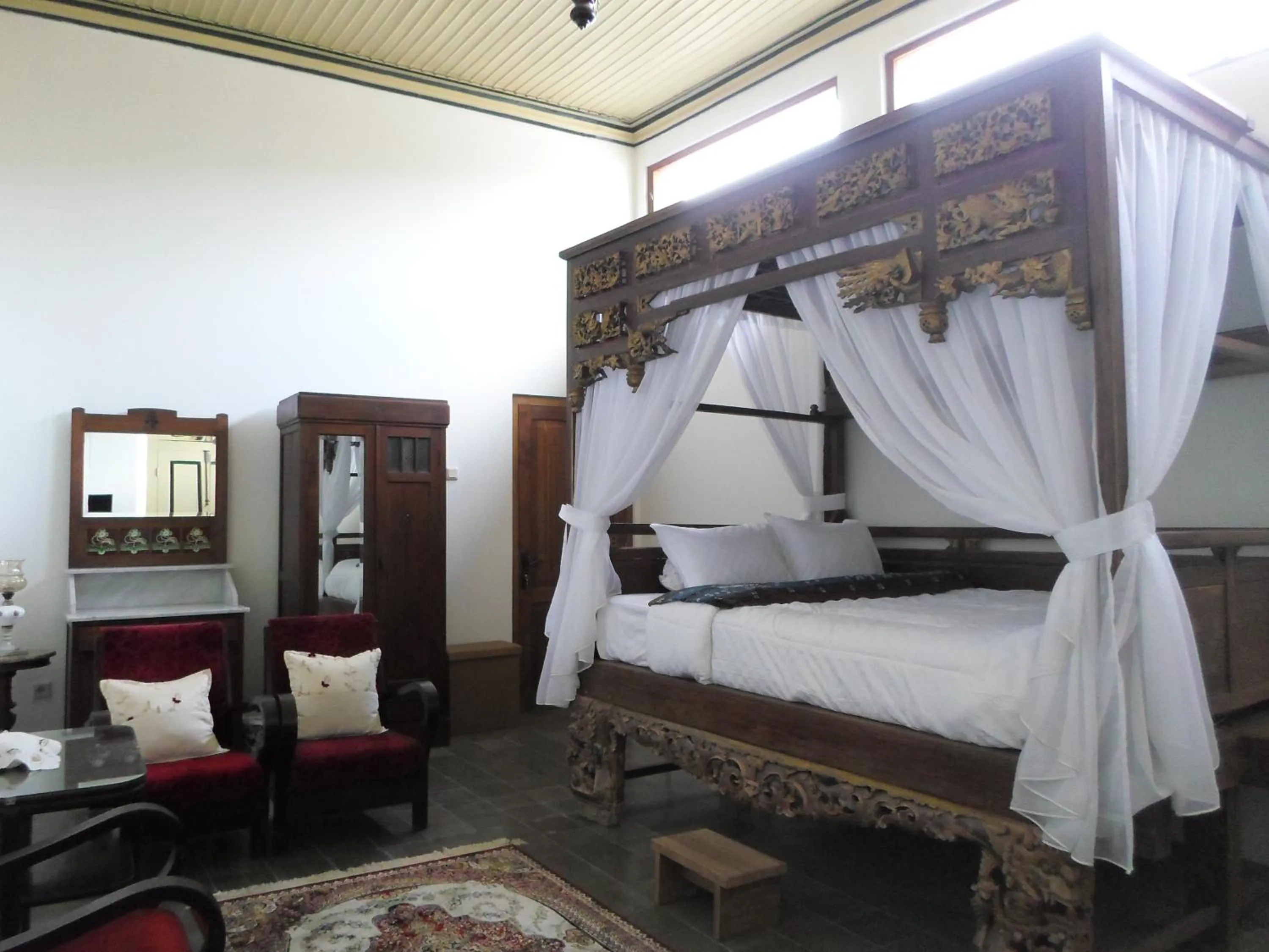 Bed in nDalem Natan Royal Heritage