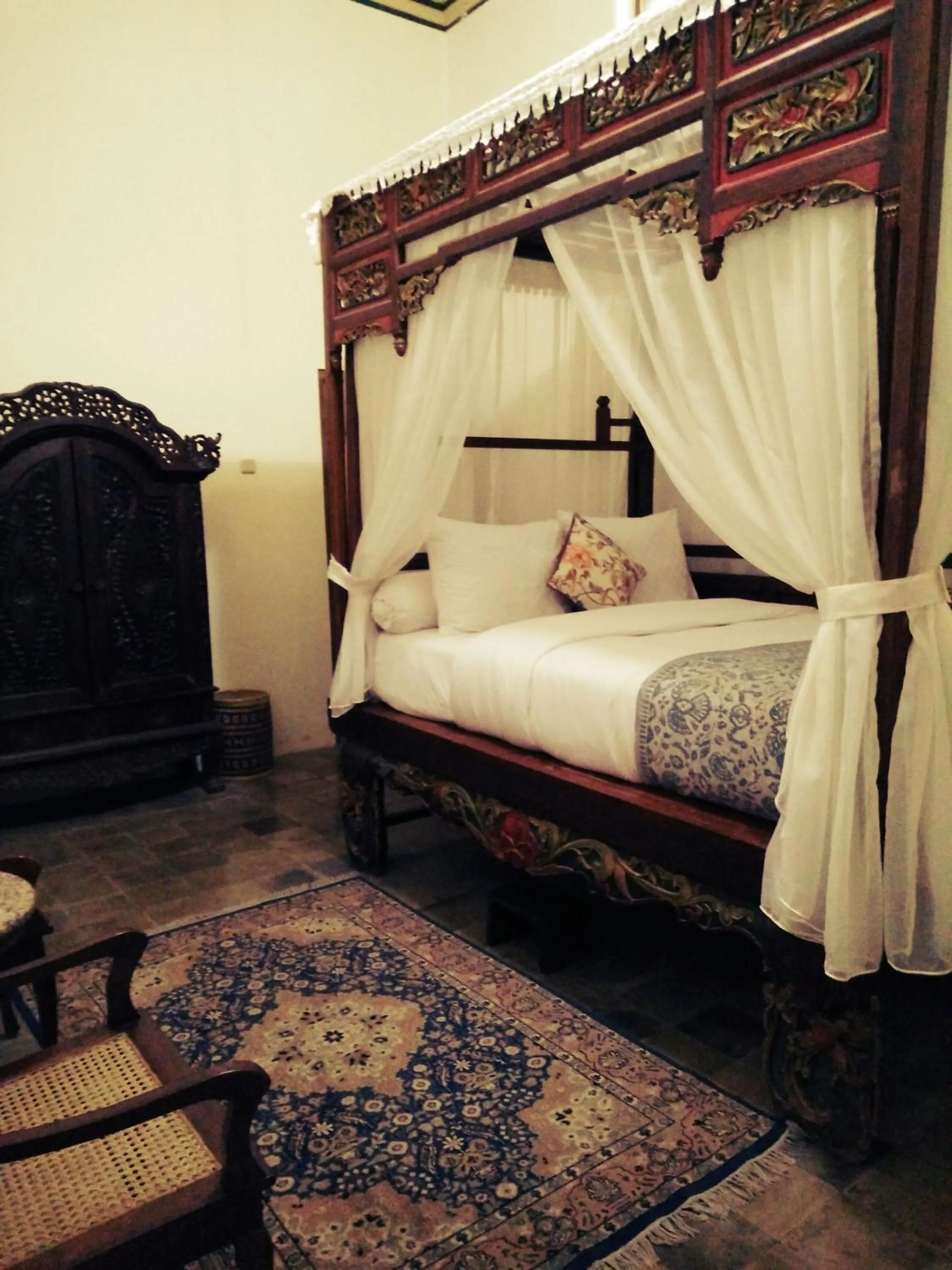 Bed in nDalem Natan Royal Heritage