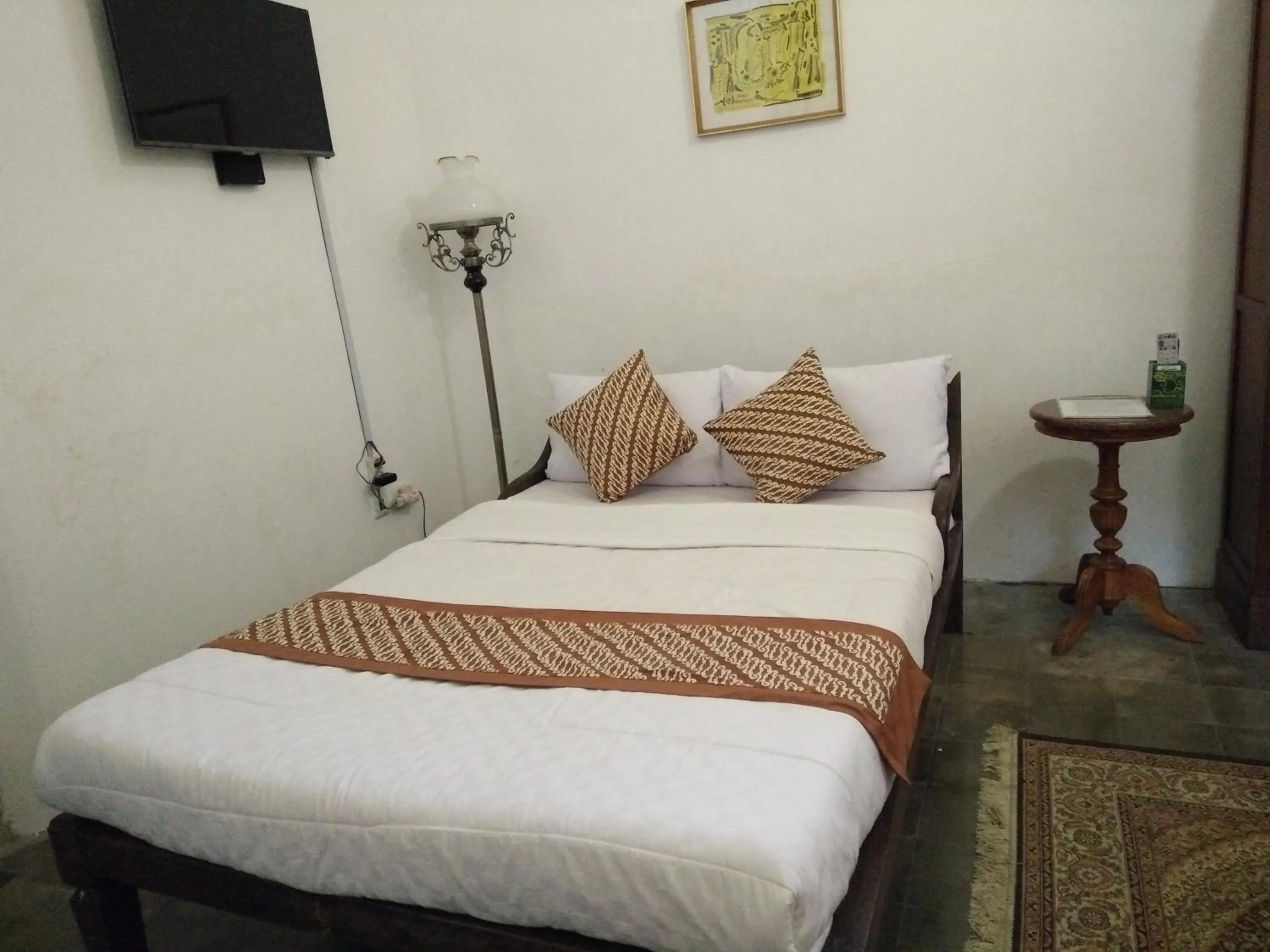Bed in nDalem Natan Royal Heritage