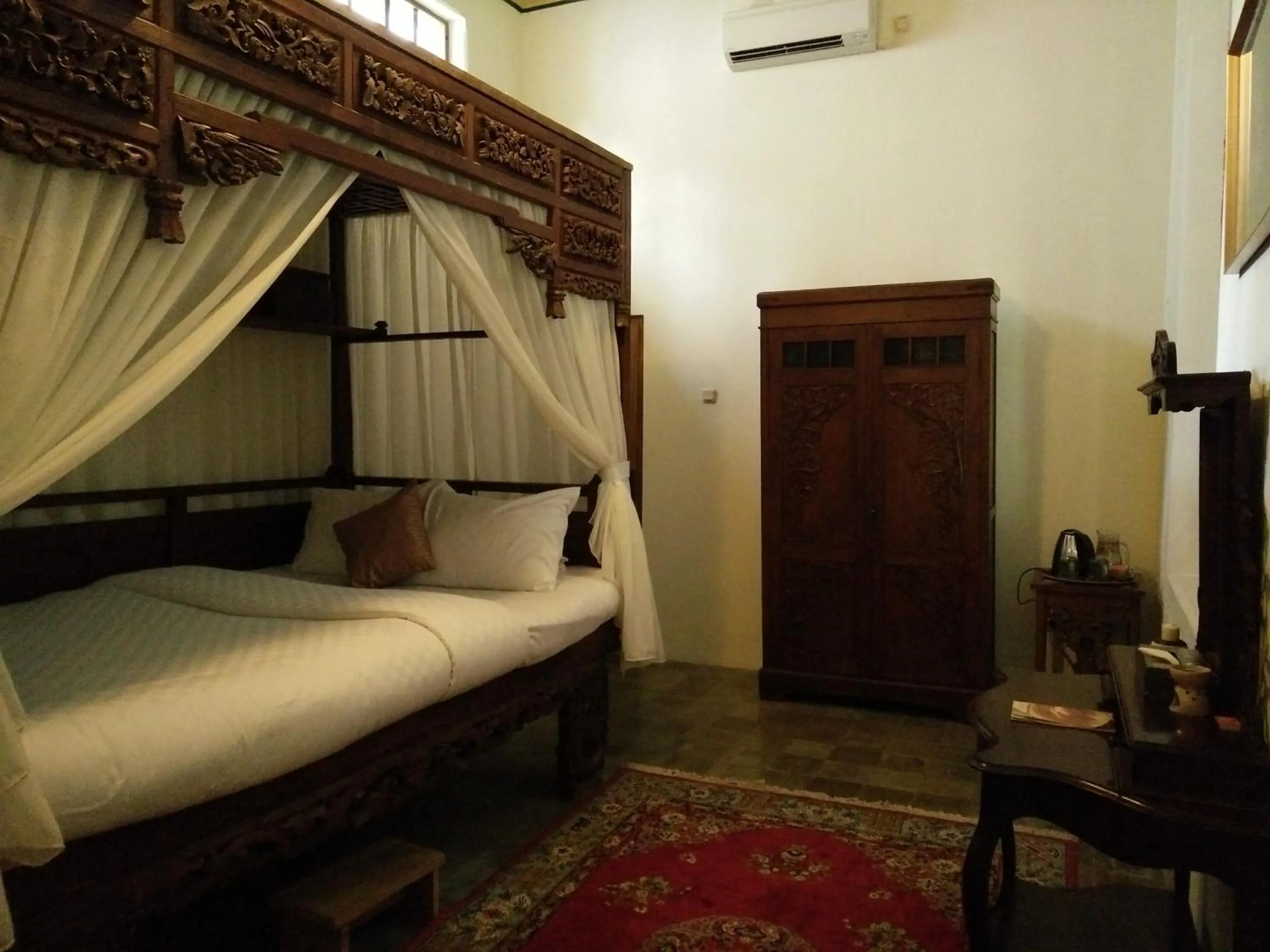 Bed in nDalem Natan Royal Heritage