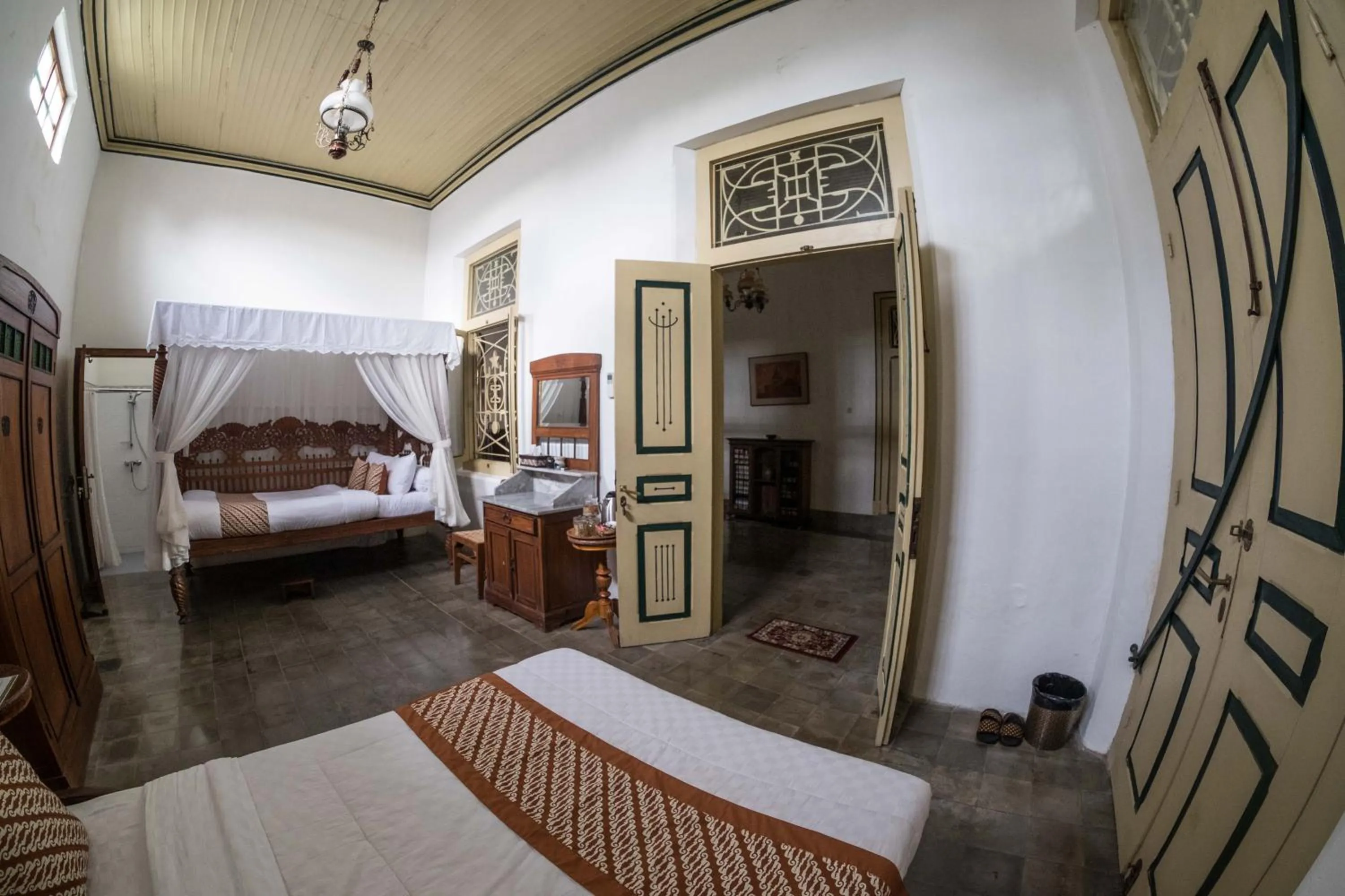 Bed in nDalem Natan Royal Heritage