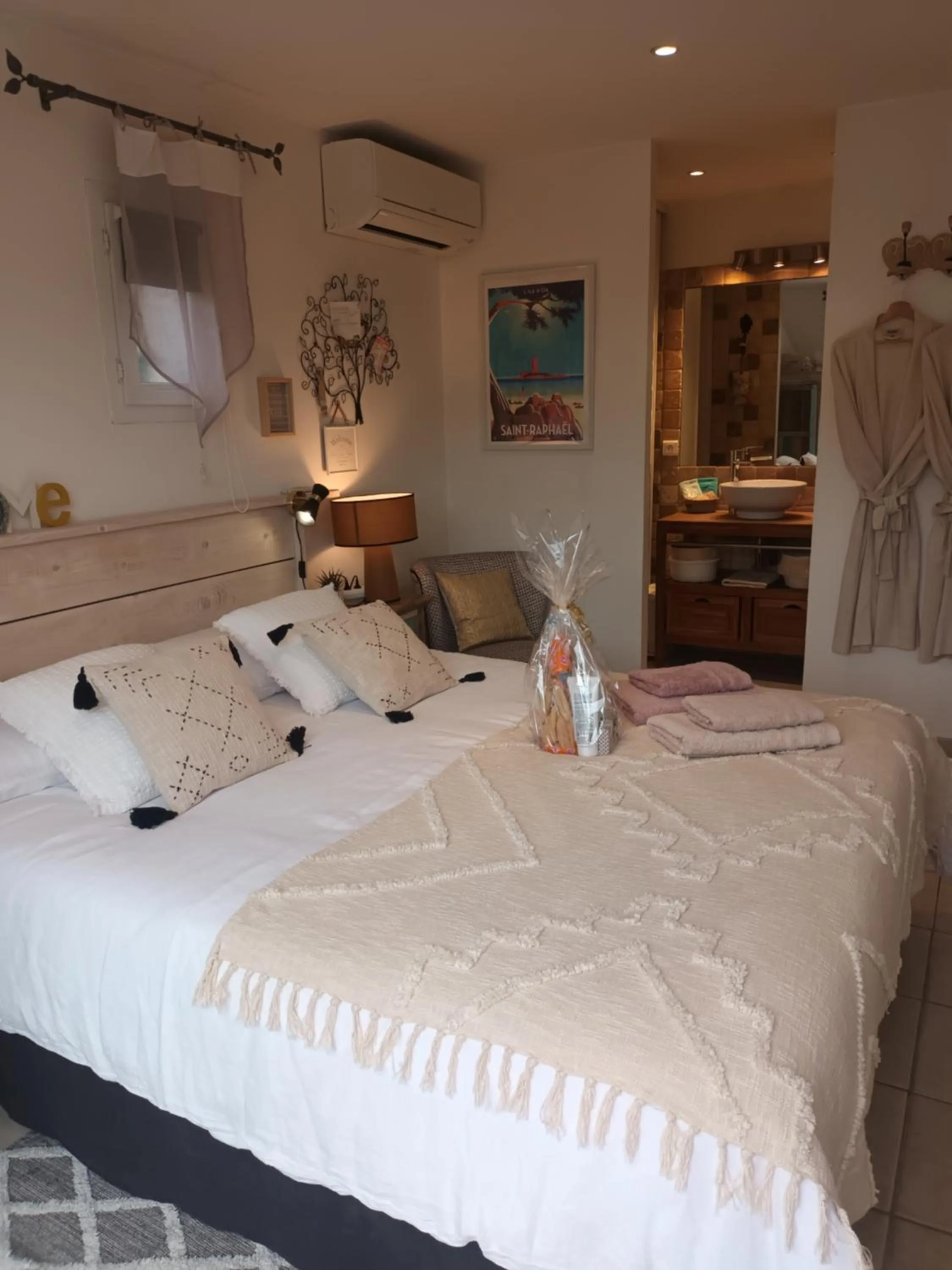 Bed in Jolie petite suite Côte d'Azur.