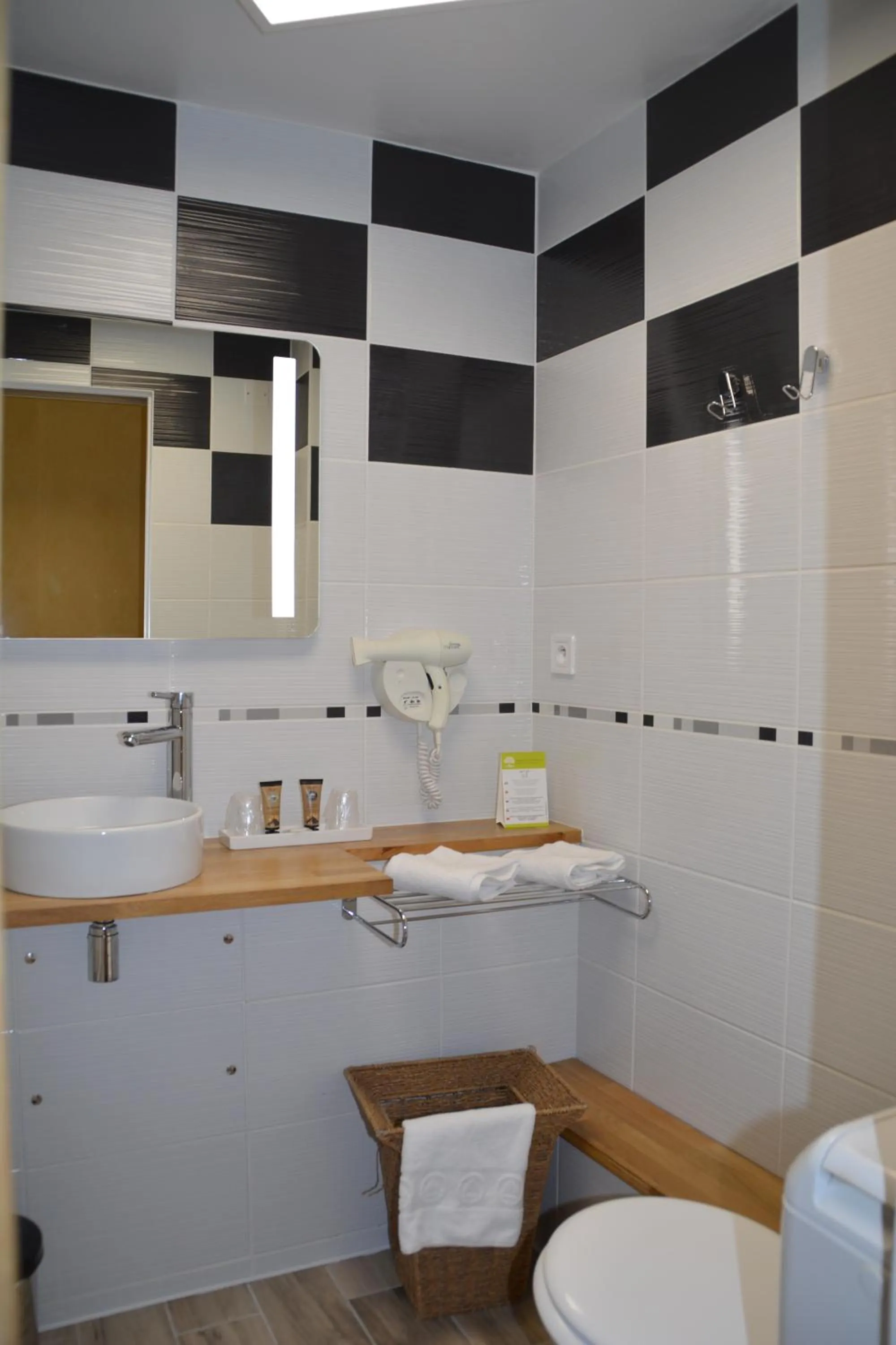 Bathroom in Cit'Hôtel le Welcome