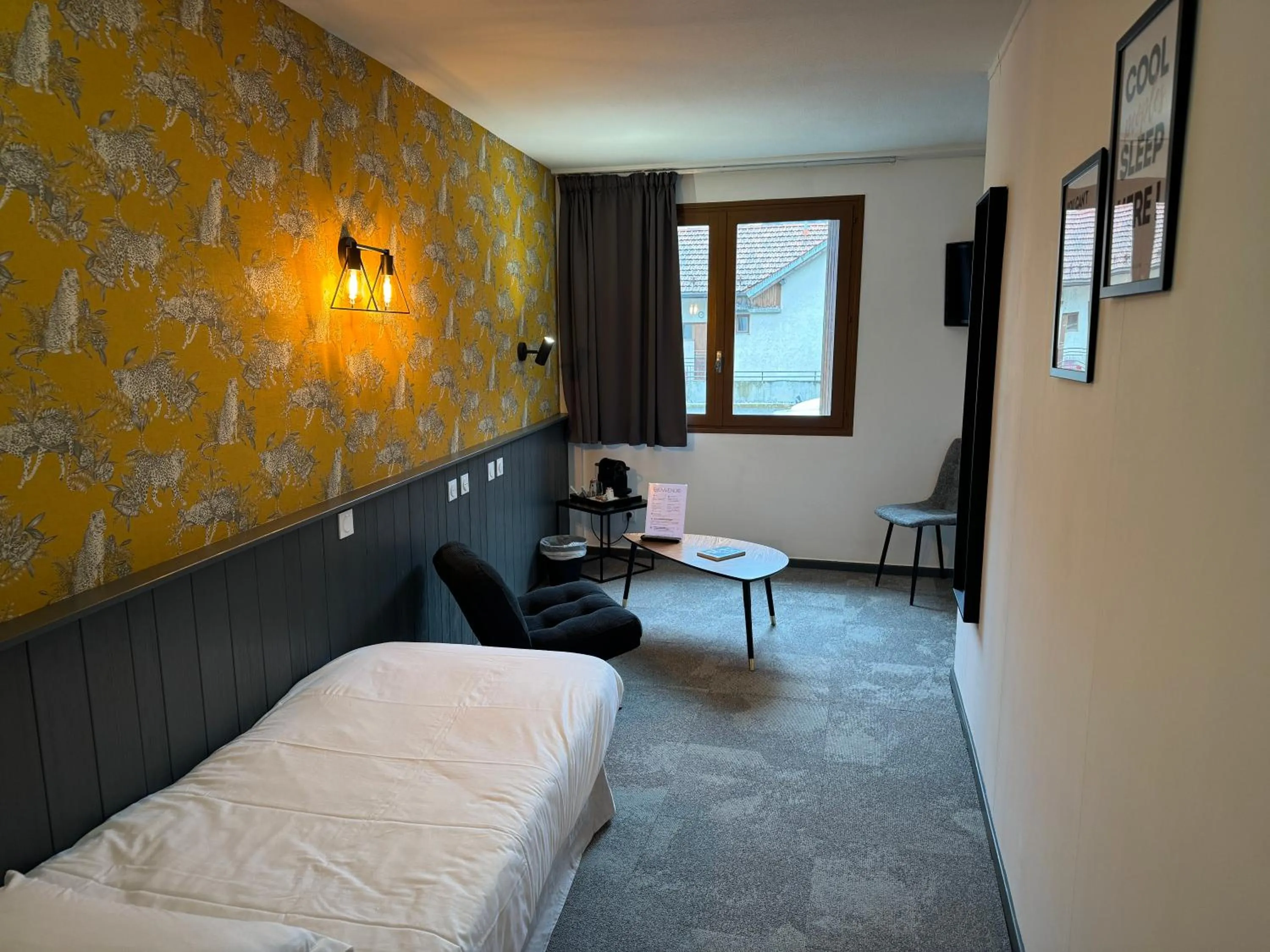 Bedroom in Cit'Hôtel le Welcome