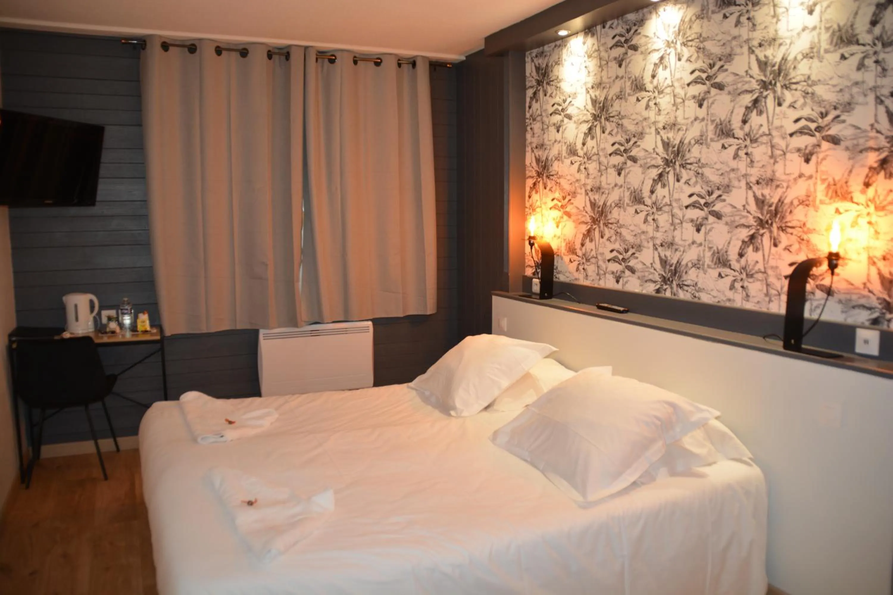 Bedroom in Cit'Hôtel le Welcome