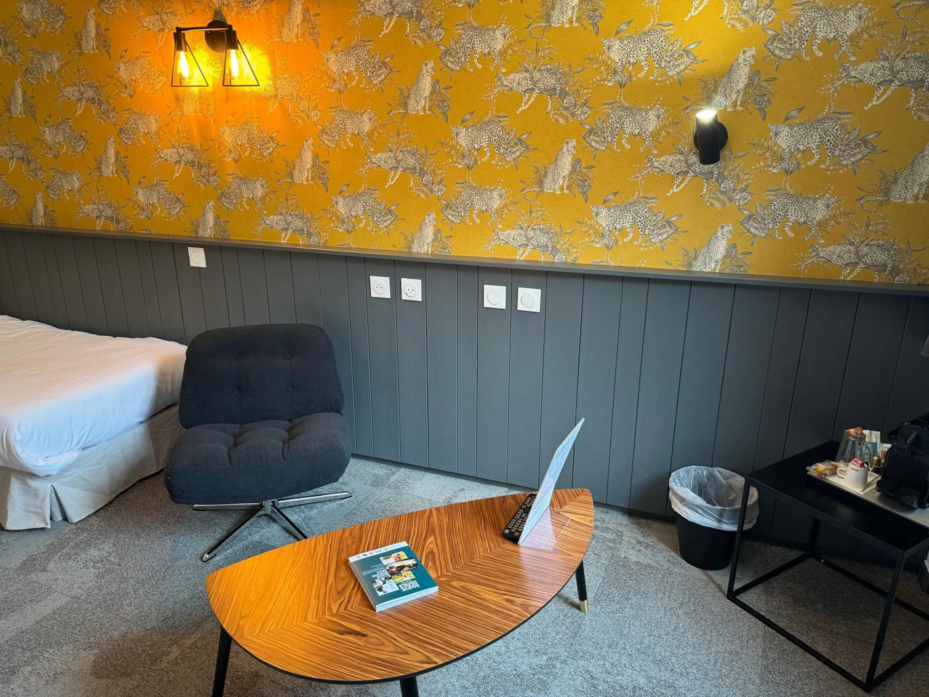 Seating area in Cit'Hôtel le Welcome