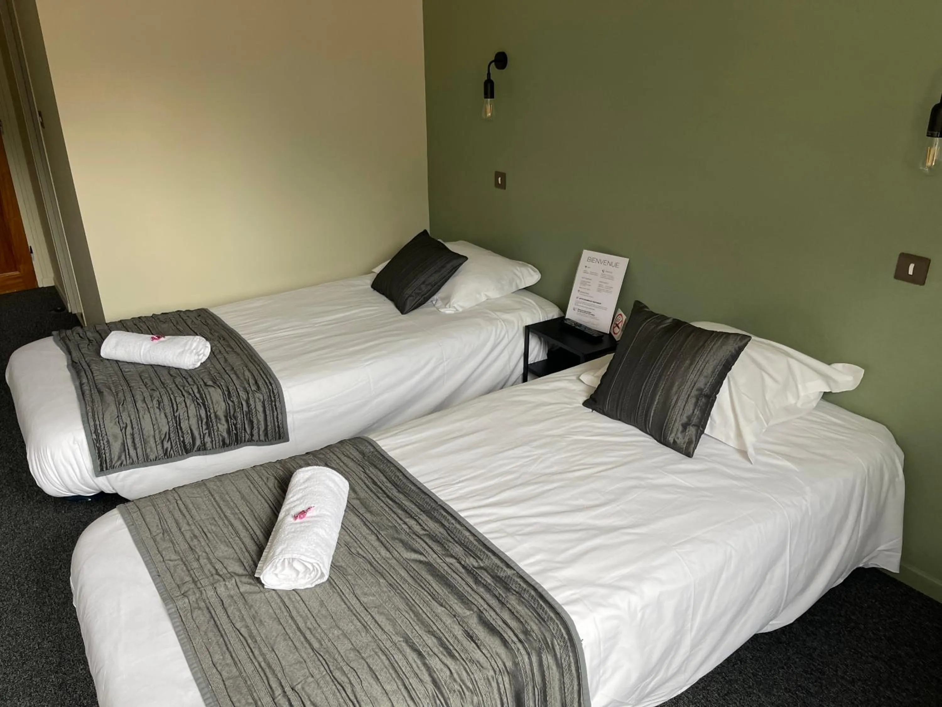 Bedroom in Cit'Hôtel le Welcome