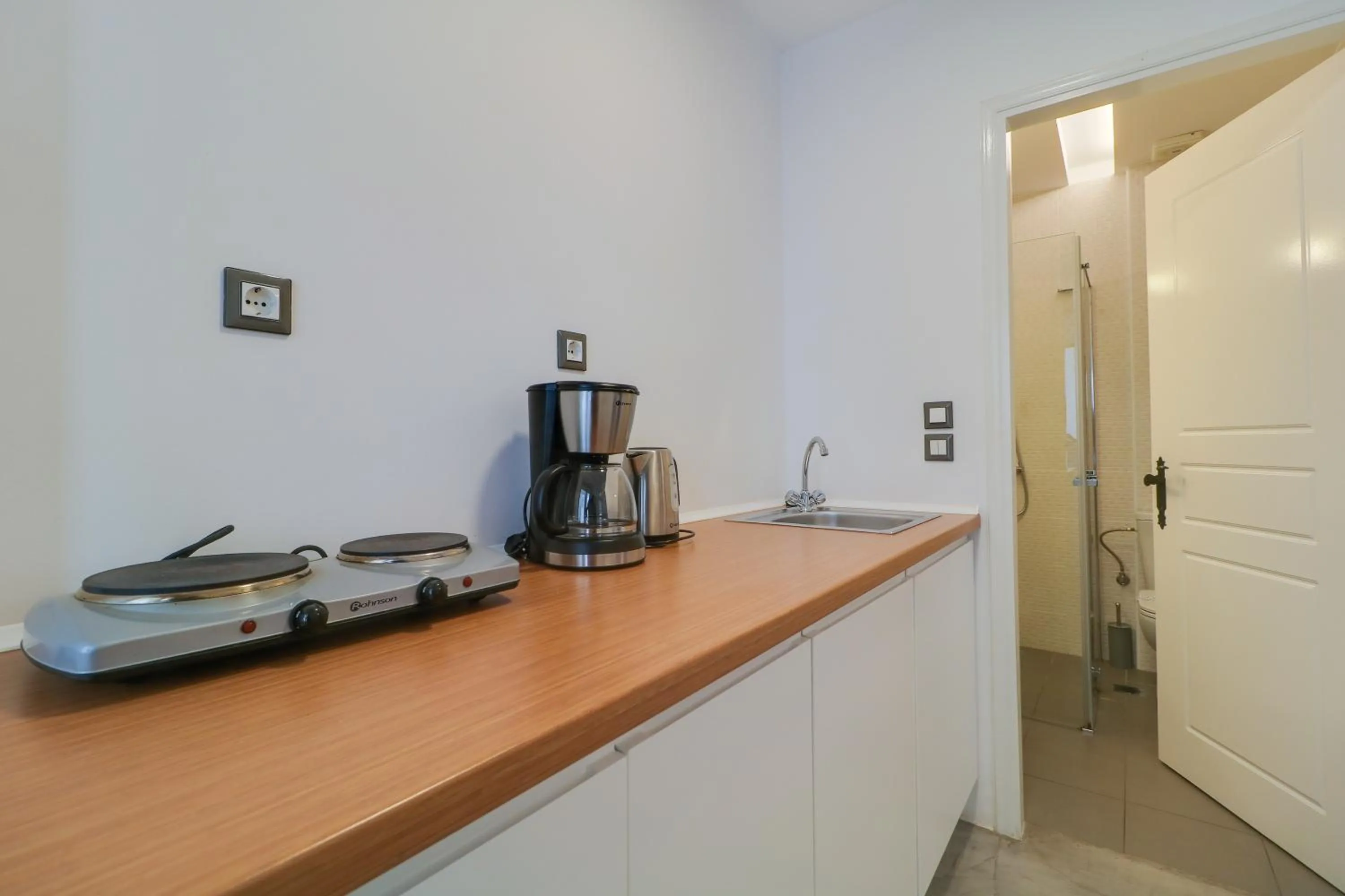 Kitchen or kitchenette in Athens Residence Apartments
