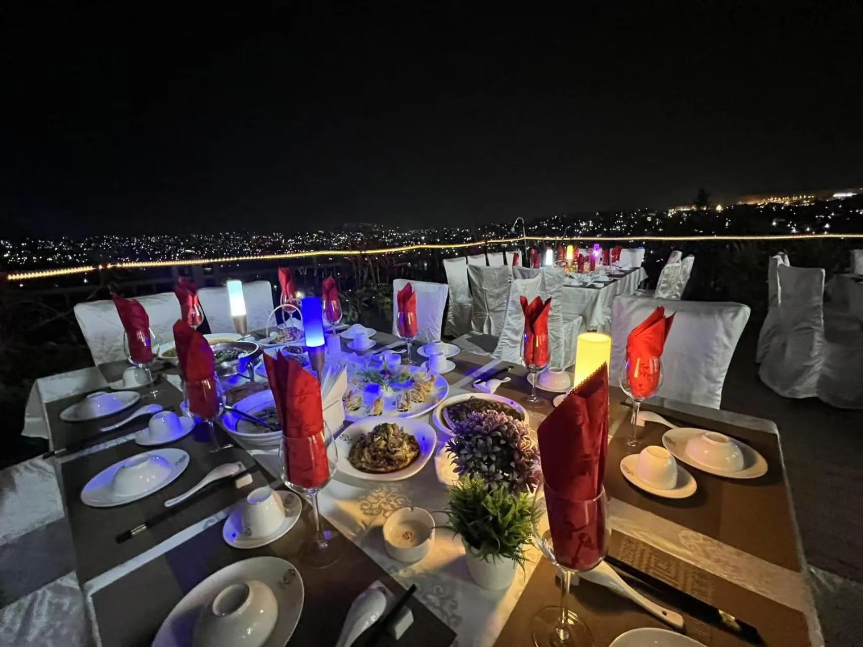 Restaurant/places to eat in Dmall Hotel