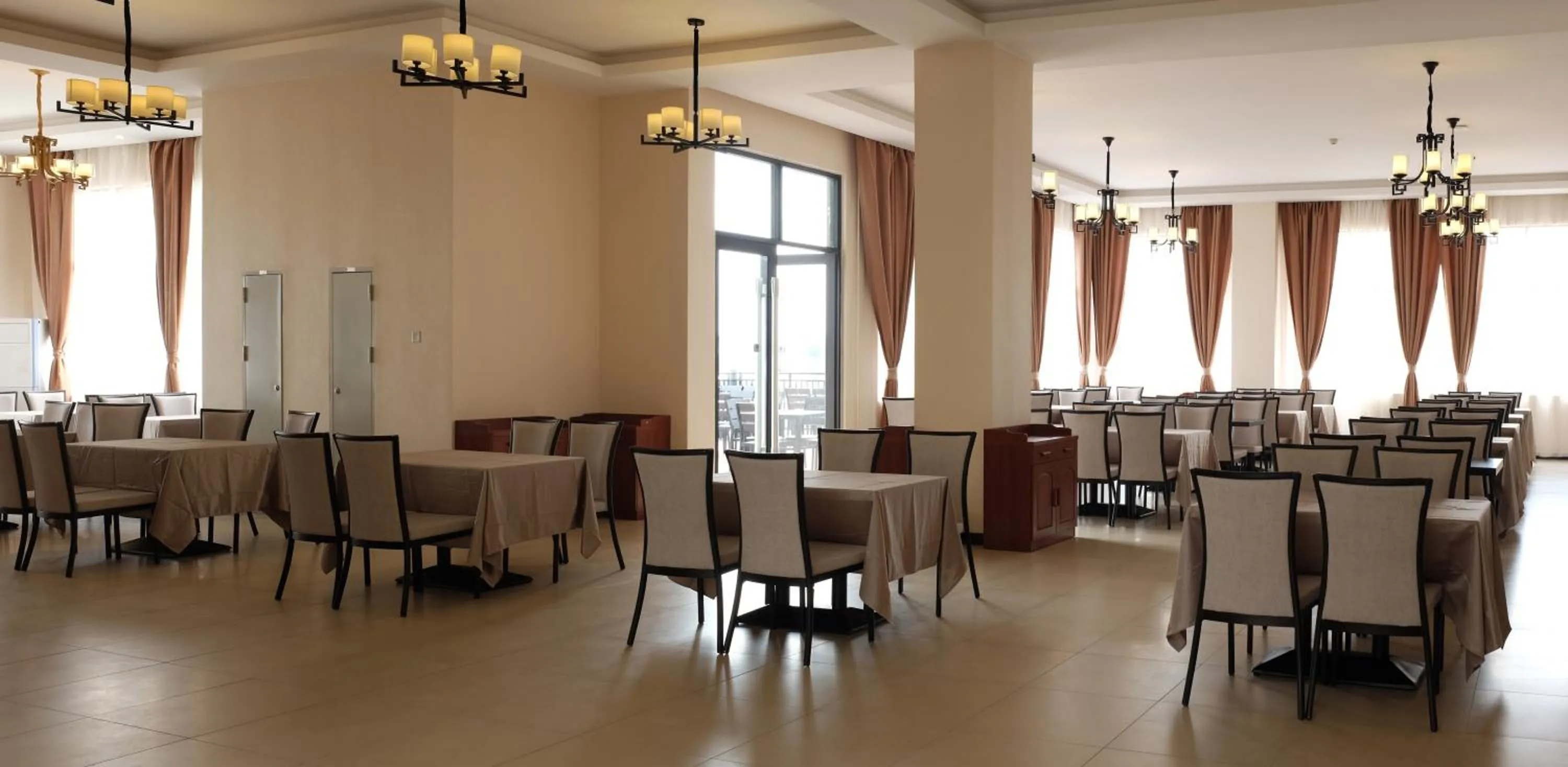 Restaurant/places to eat in Dmall Hotel