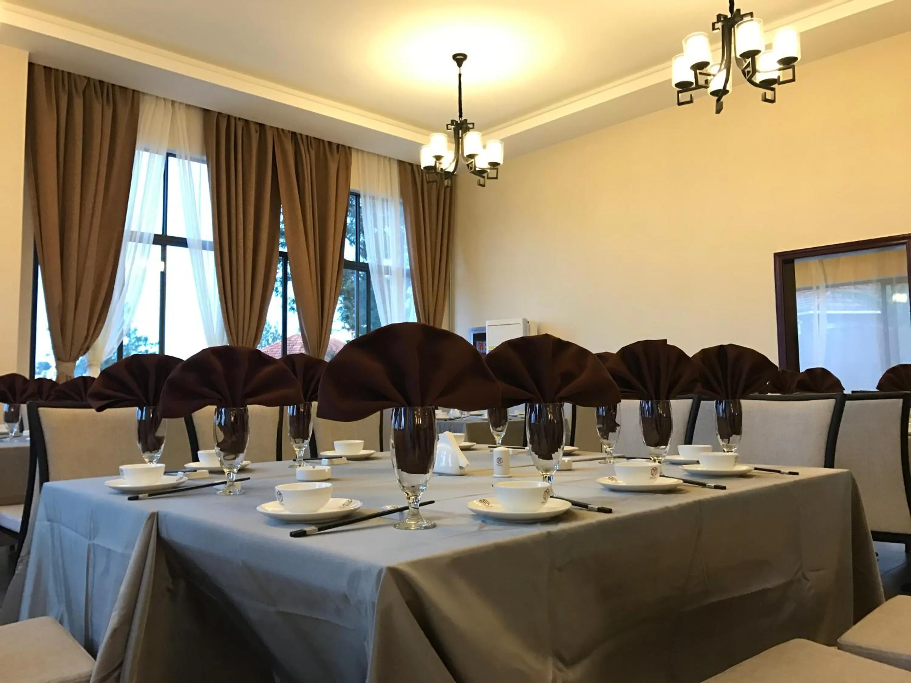 Restaurant/places to eat in Dmall Hotel