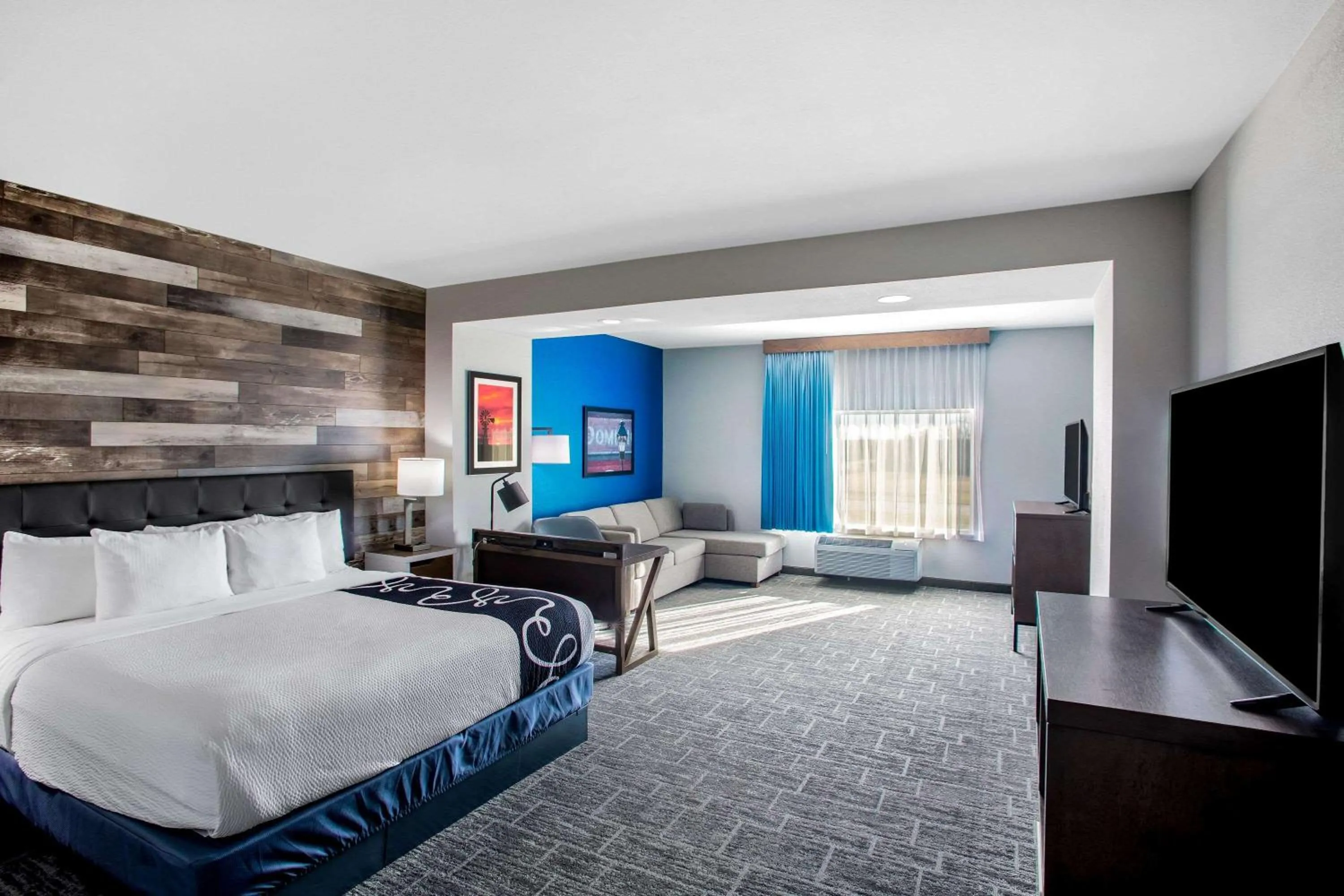 Photo of the whole room, Bed in La Quinta by Wyndham Pittsburg