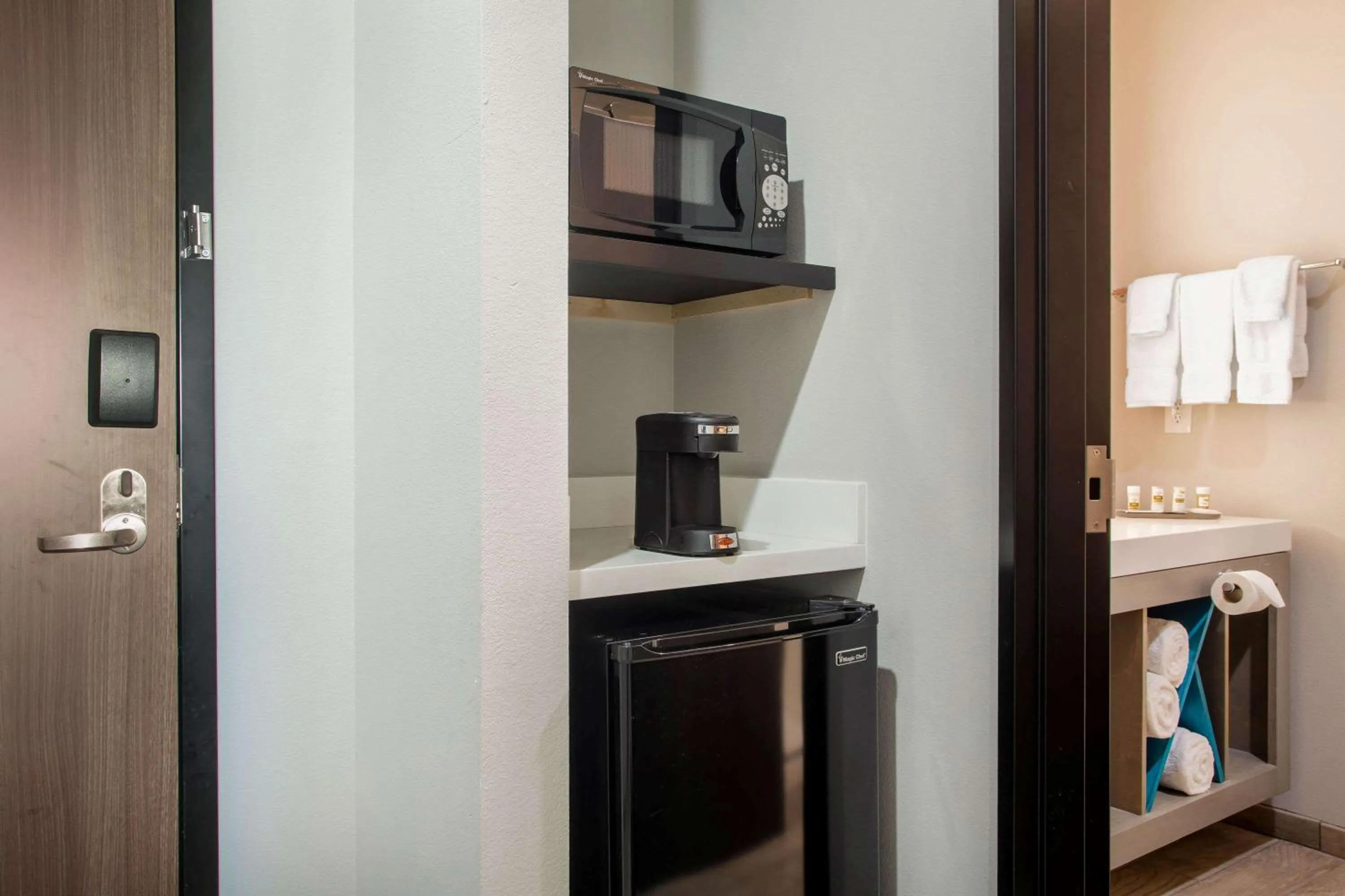 Photo of the whole room in La Quinta by Wyndham Pittsburg