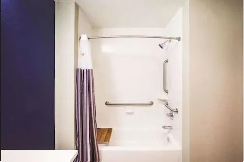 Shower in La Quinta by Wyndham Wichita Northeast