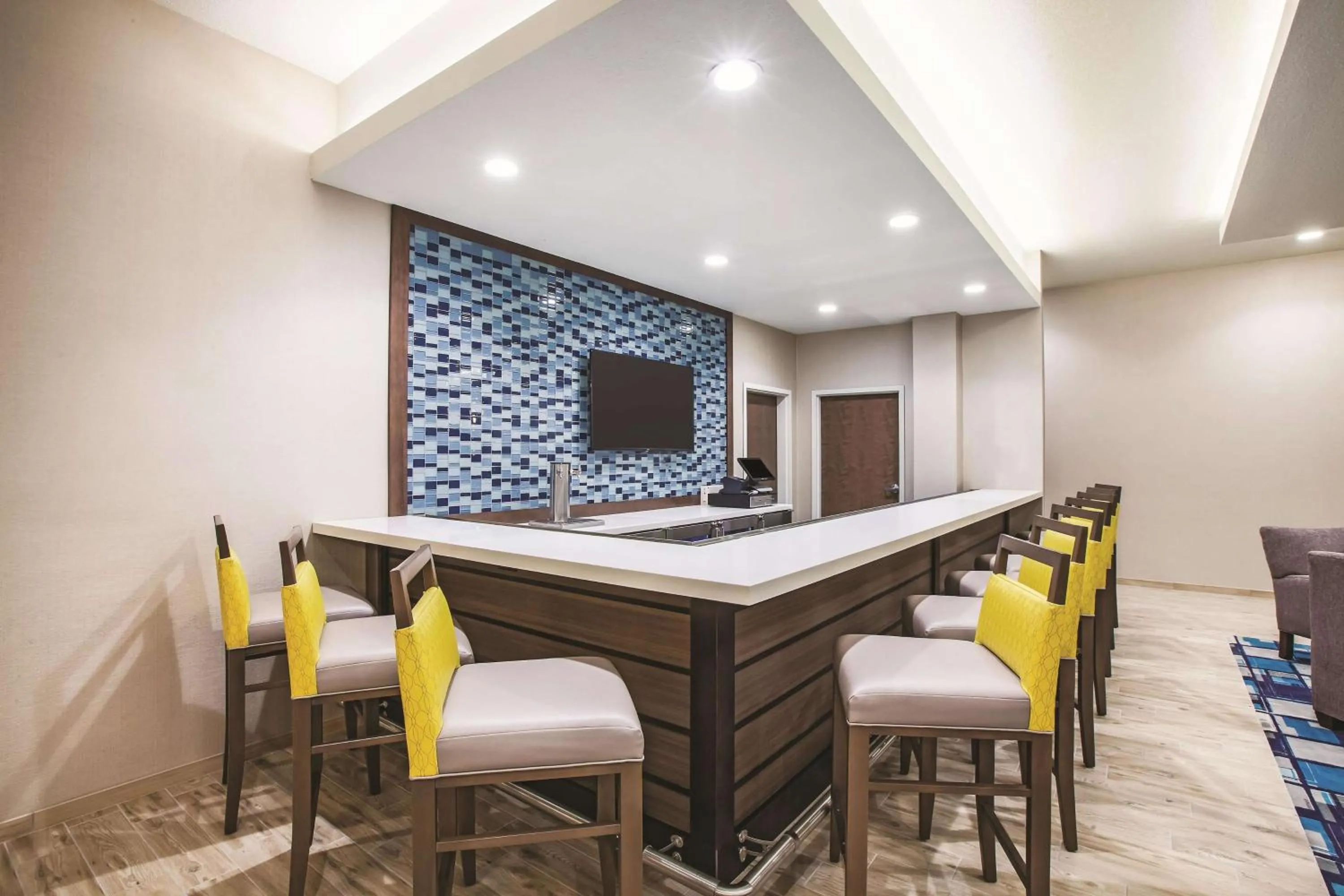 Lounge or bar in La Quinta by Wyndham Wichita Northeast