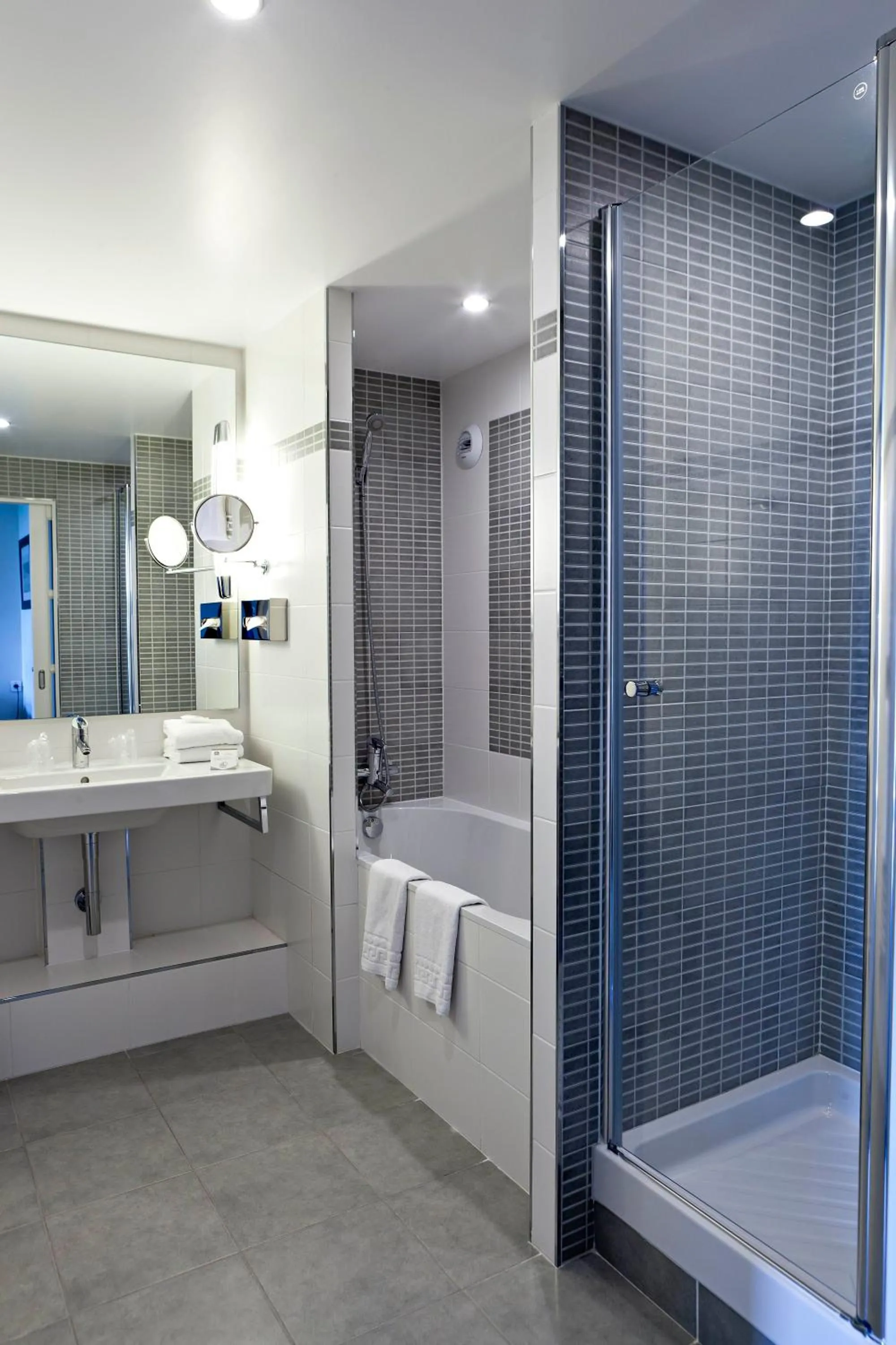 Bathroom in Hôtel du Golf