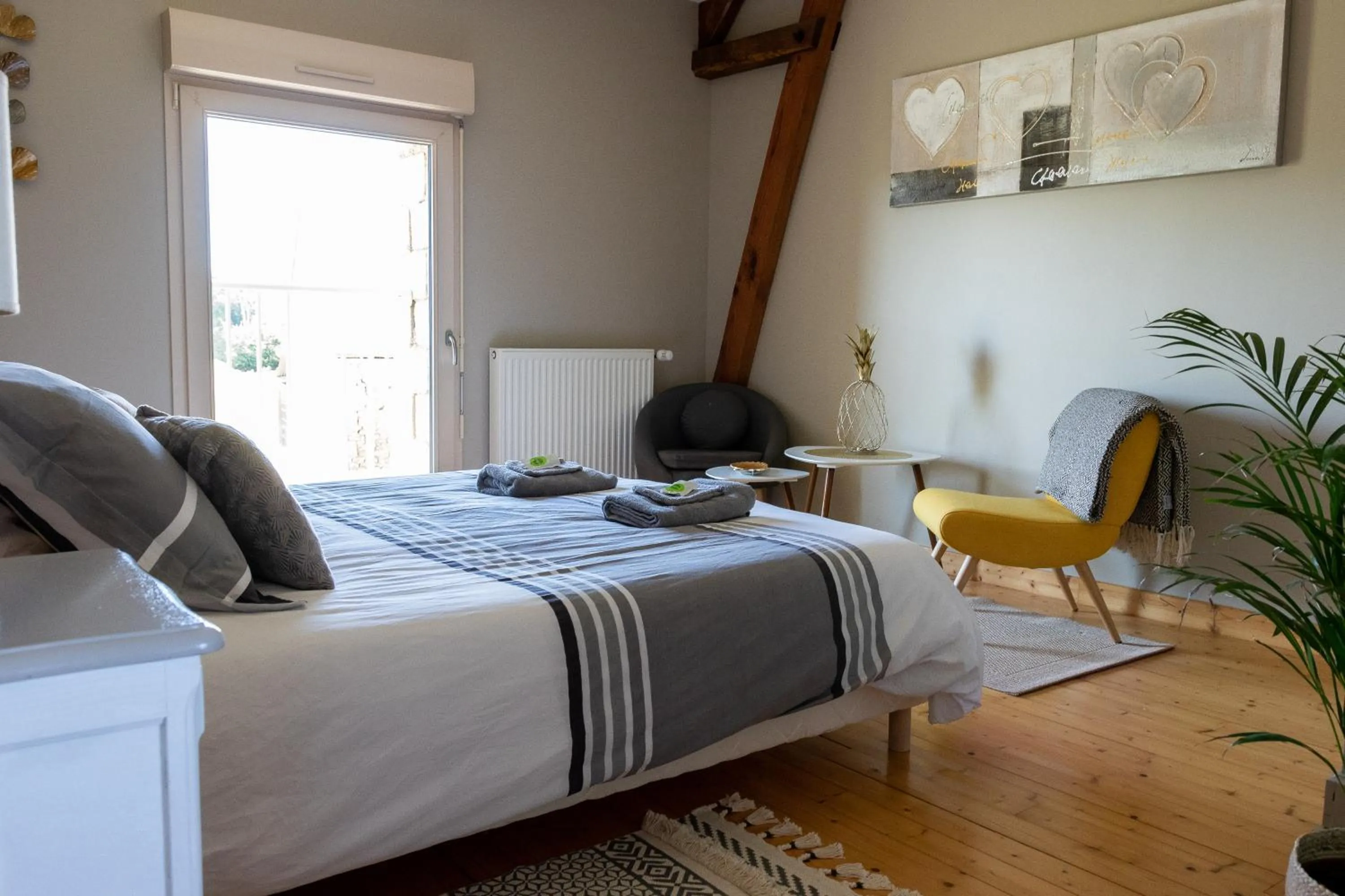 Photo of the whole room, Bed in Mon Pré Vert