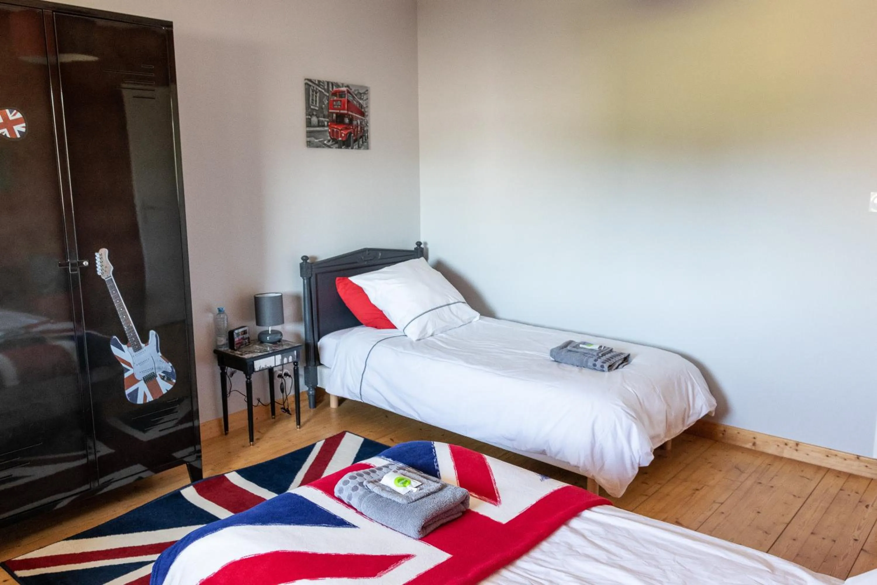 Photo of the whole room, Bed in Mon Pré Vert