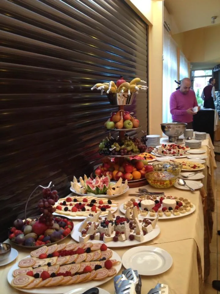 Restaurant/places to eat in Hotel Regal