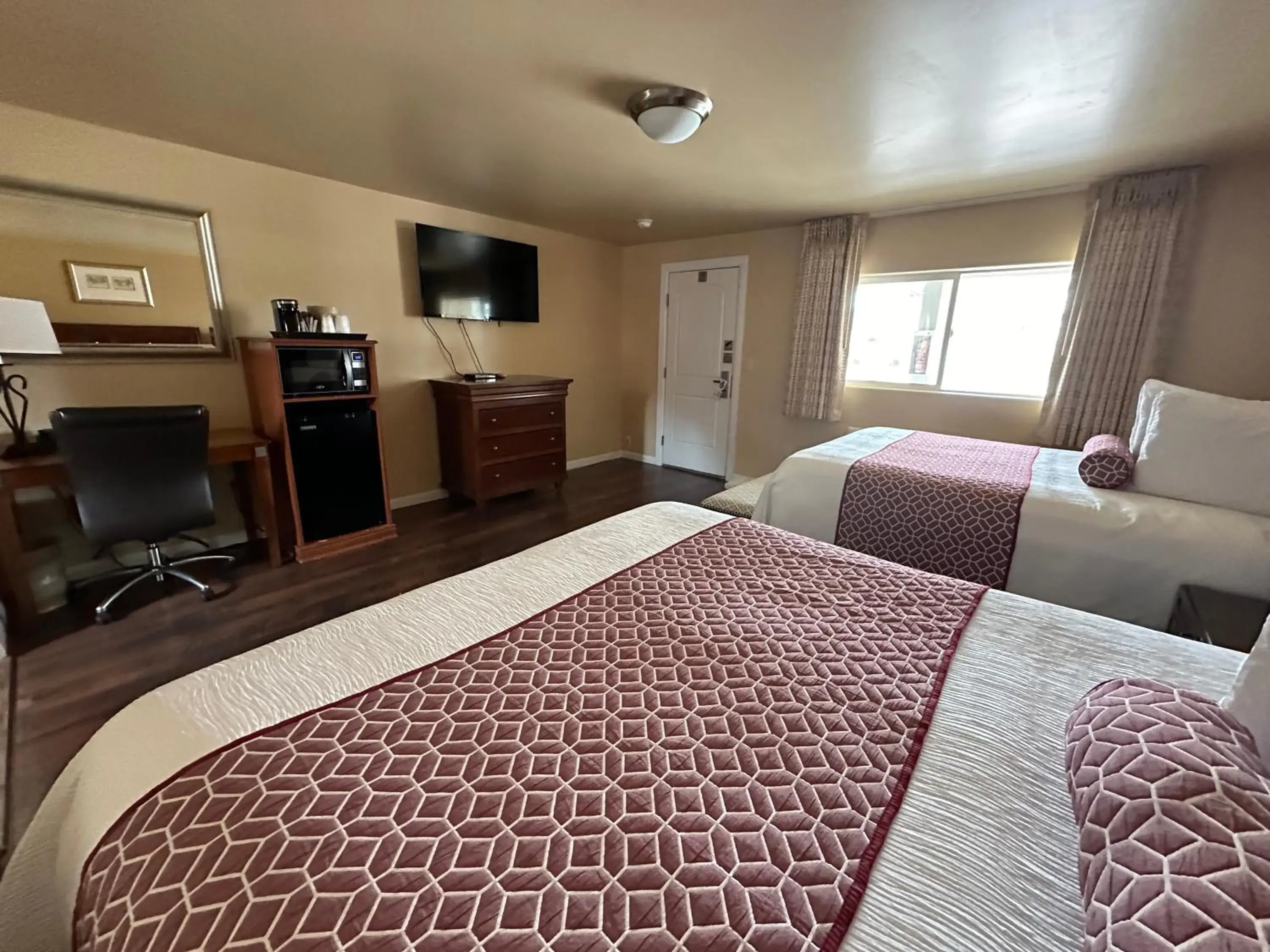 Double Queen Room in Abram Inn & Suites Double Queen Room in Abram Inn & Suites