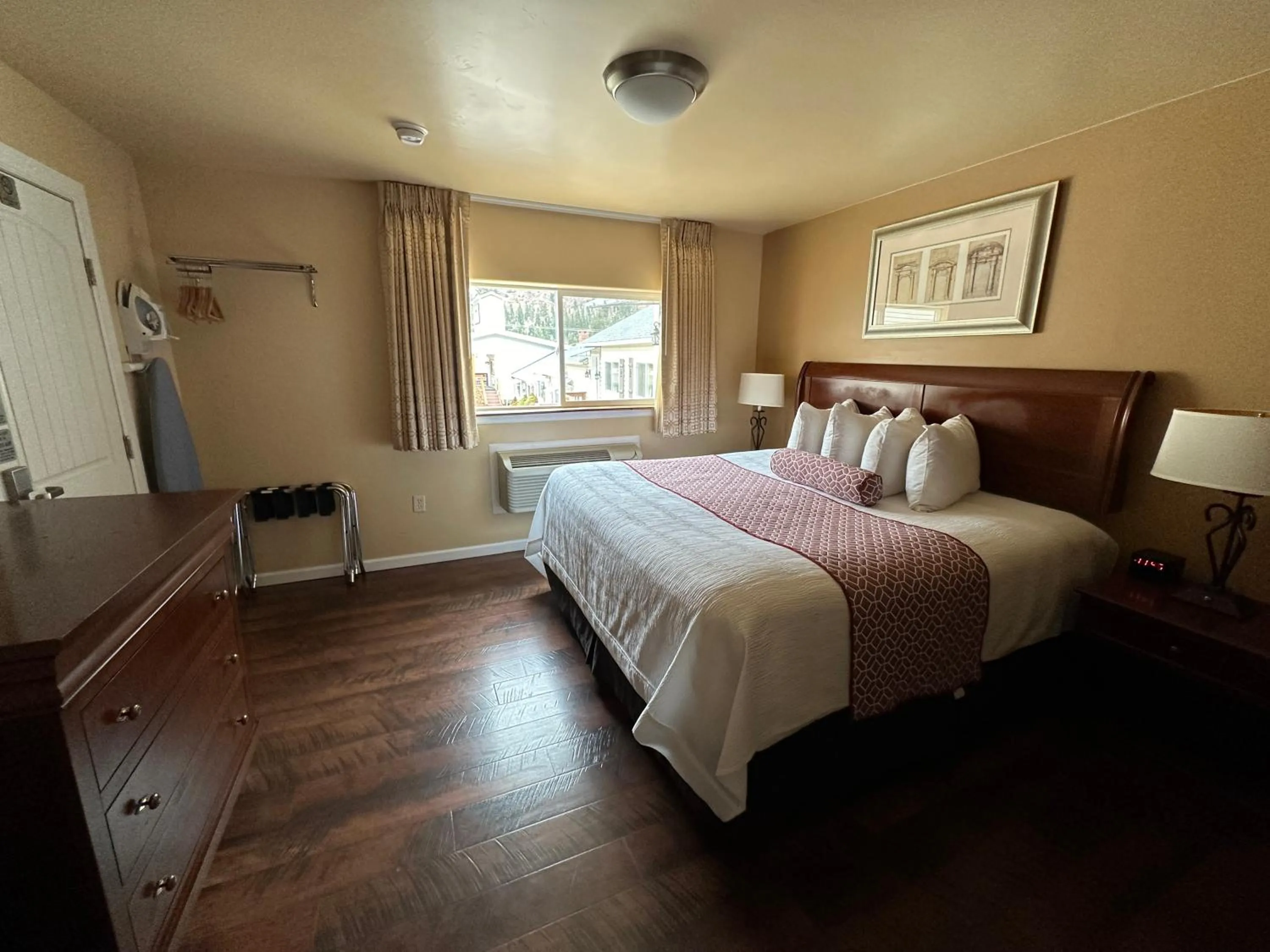 Bedroom, Bed in Abram Inn & Suites