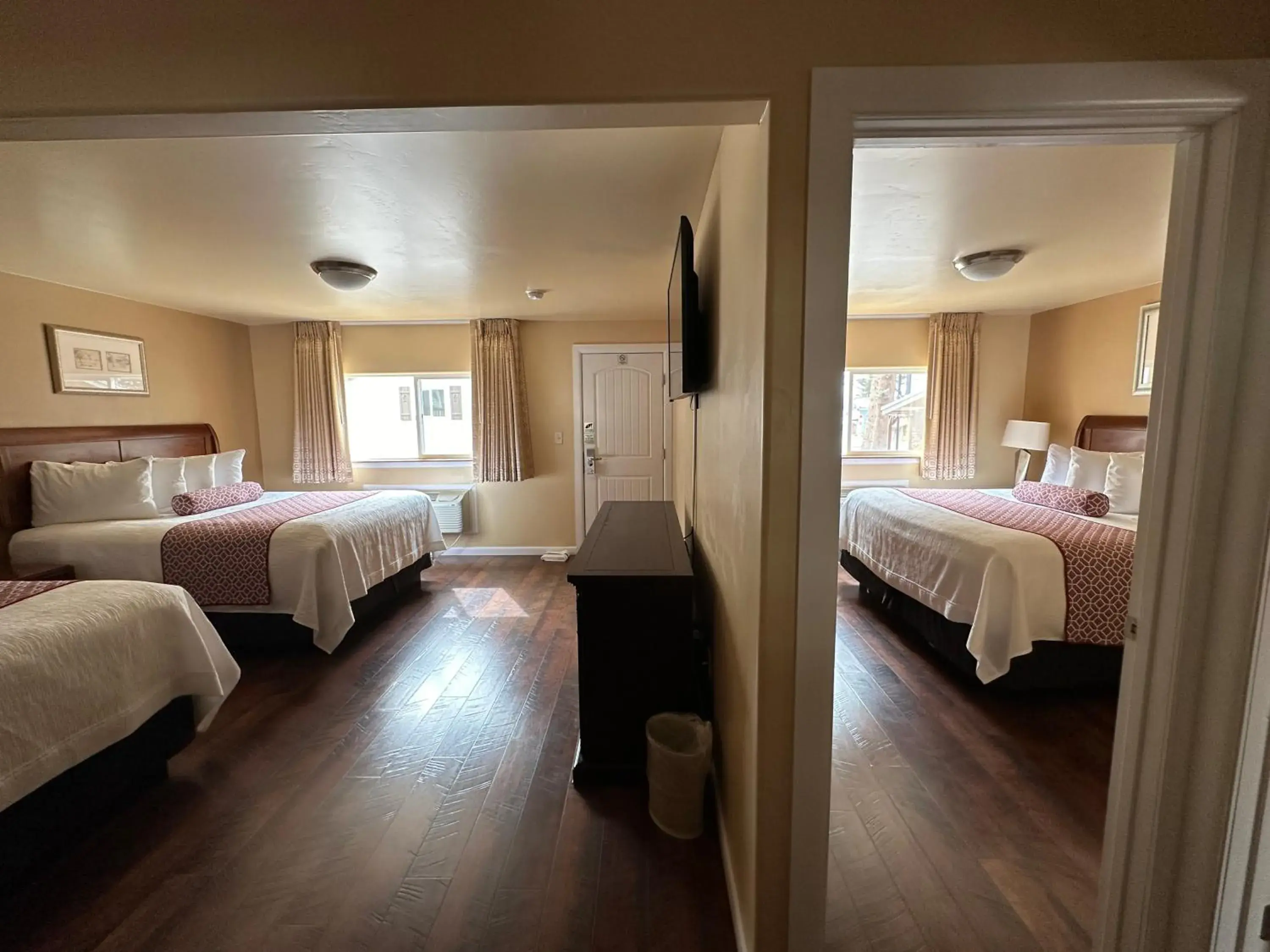 Triple Room in Abram Inn & Suites Triple Room in Abram Inn & Suites