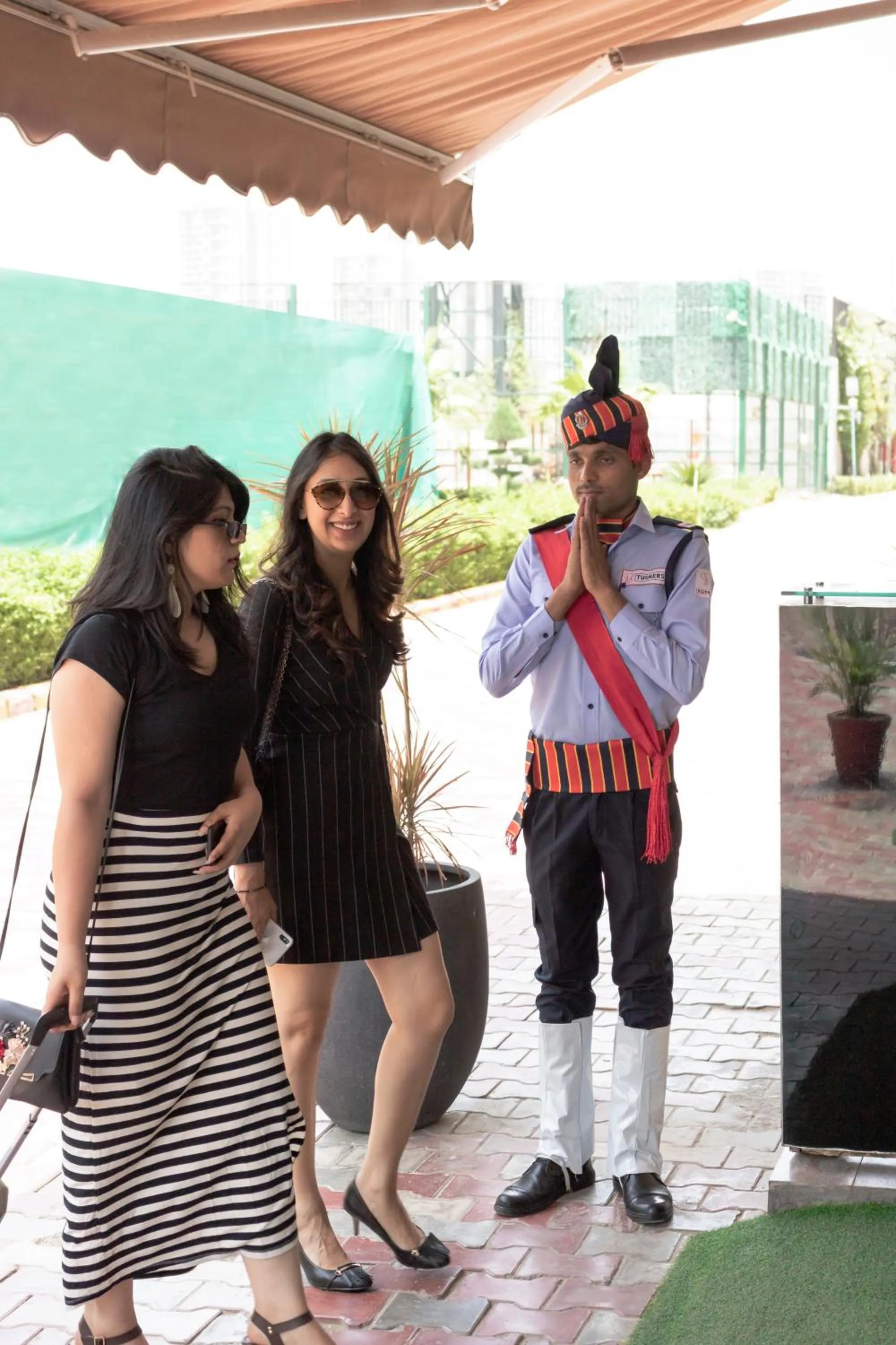 Staff in Golden Suites Gurgaon Inde Hotels