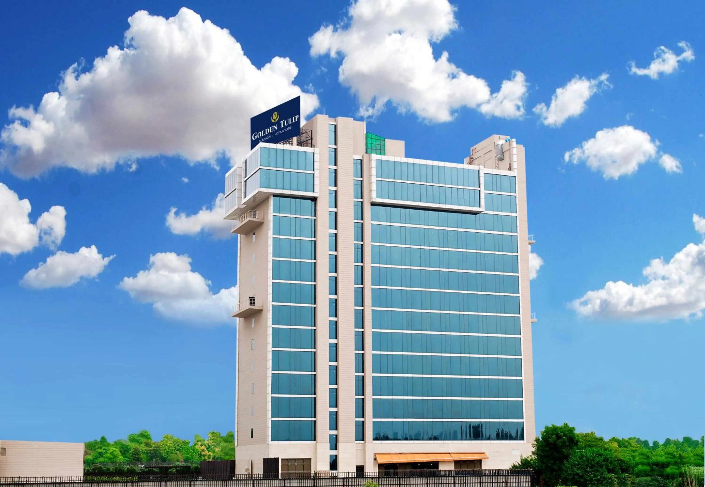 Property building in Golden Suites Gurgaon Inde Hotels