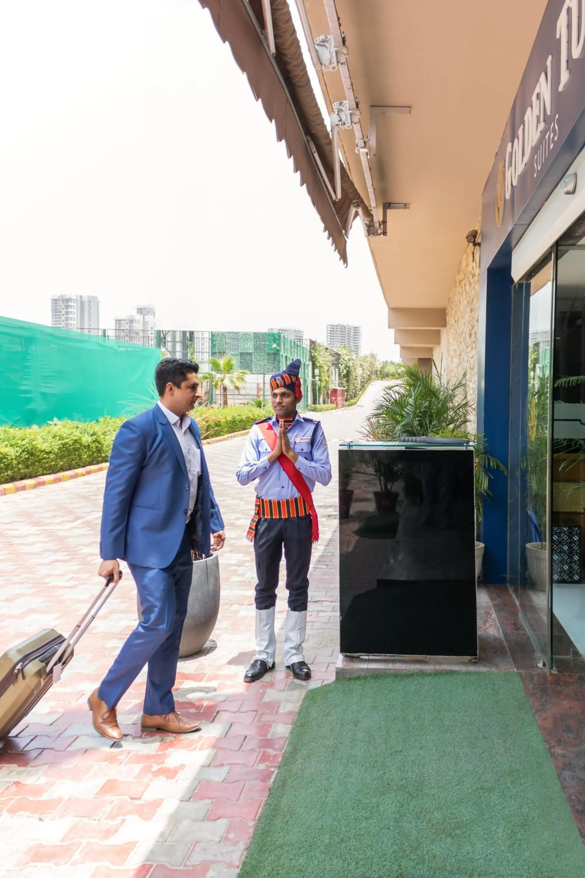 Staff in Golden Suites Gurgaon Inde Hotels