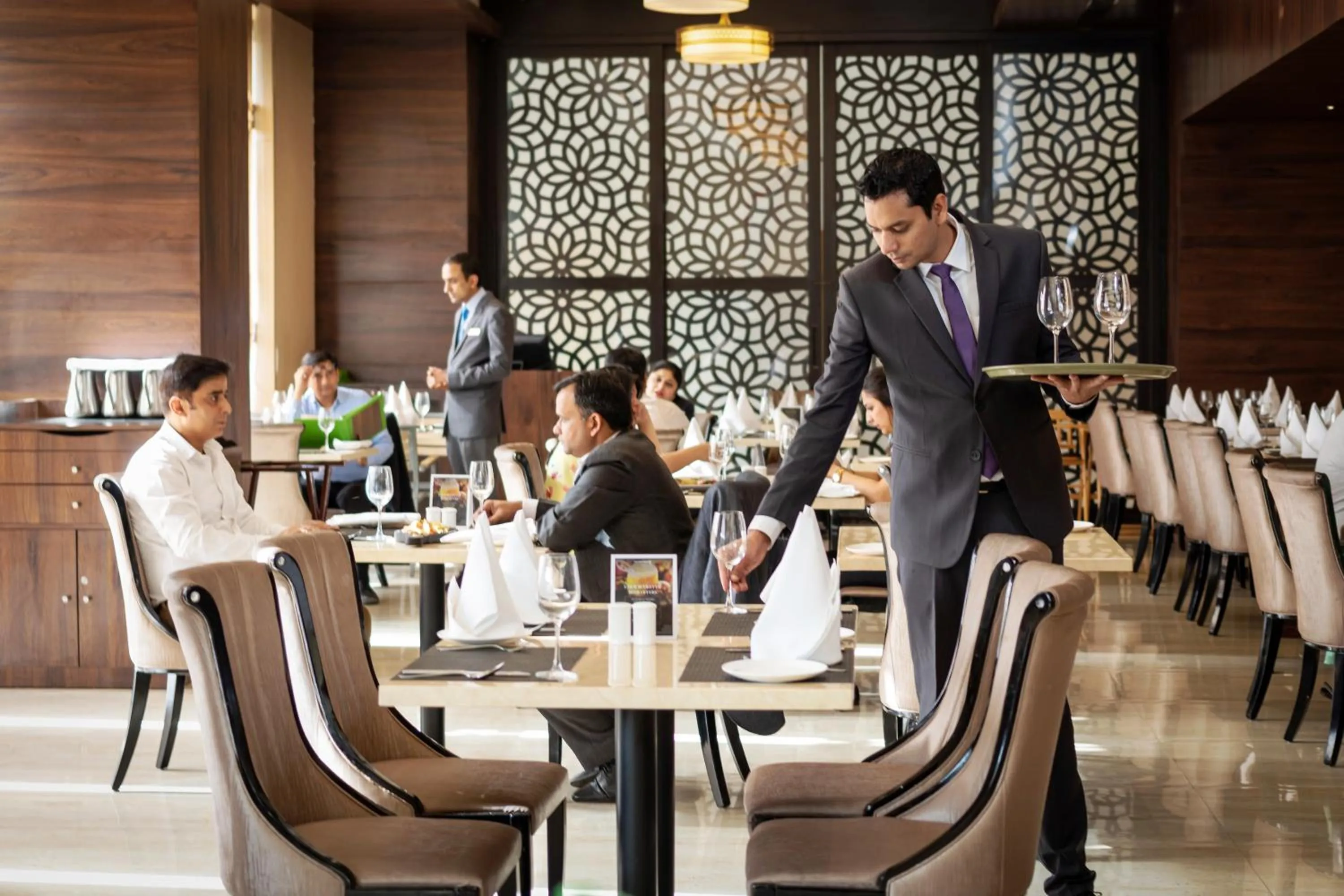 Restaurant/places to eat in Golden Suites Gurgaon Inde Hotels