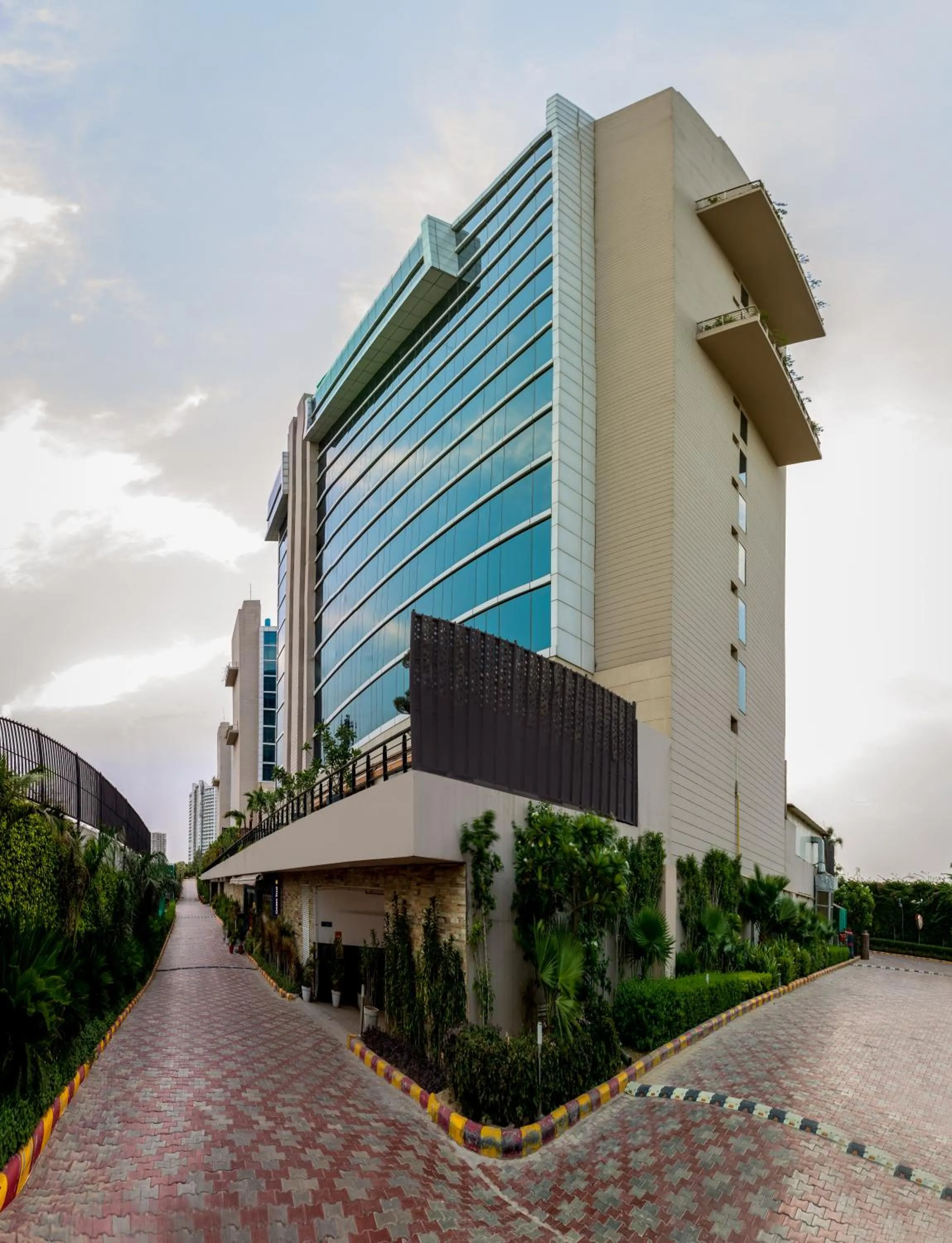Property building in Golden Suites Gurgaon Inde Hotels