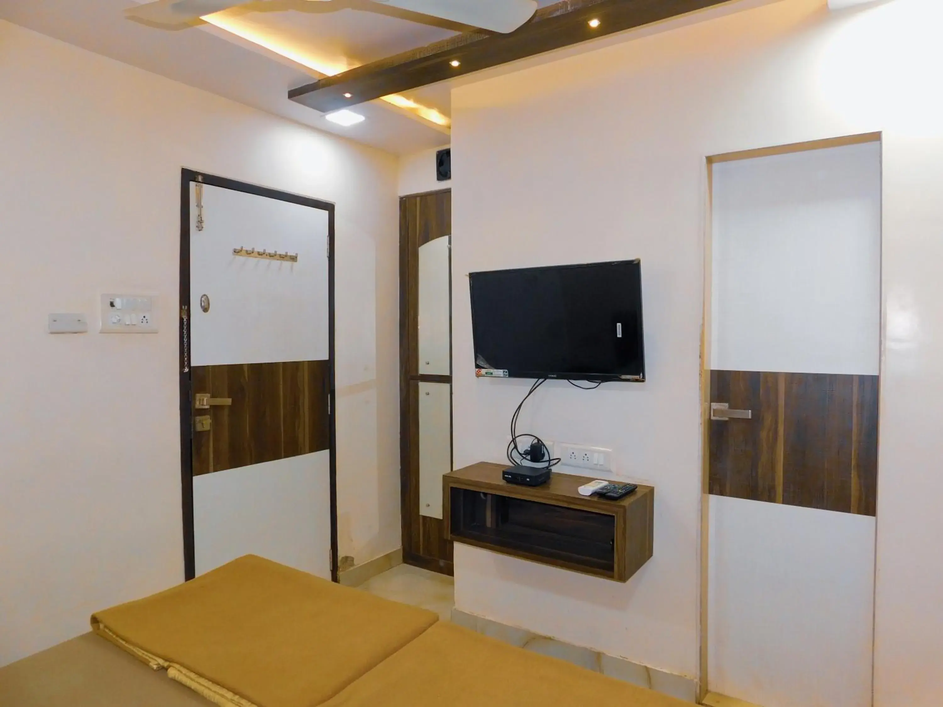 Deluxe Double Room with Bath in Hotel Nest In Deluxe Double Room with Bath in Hotel Nest In