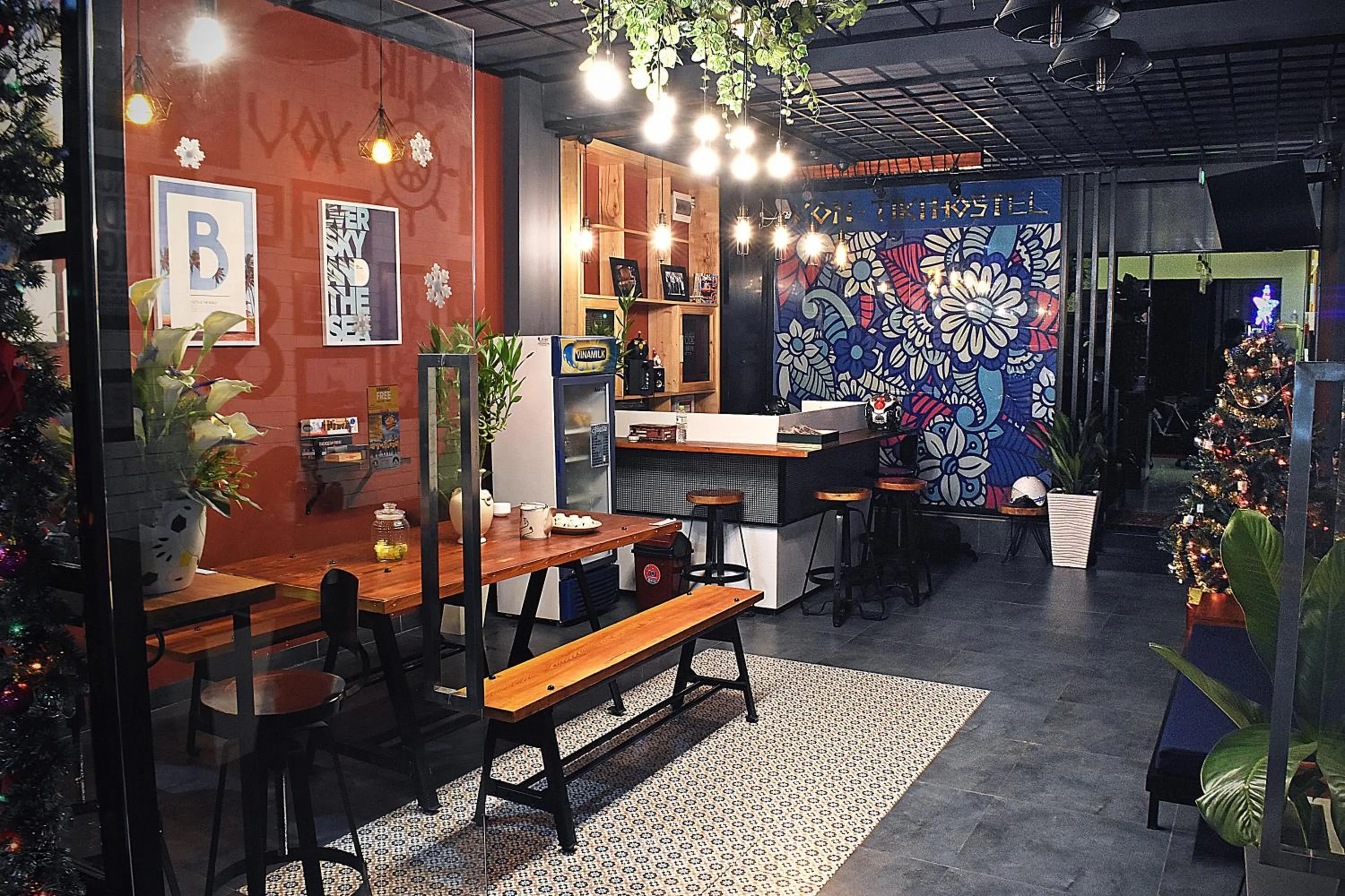 Communal lounge/ TV room in Kon-Tiki DaNang Hostel