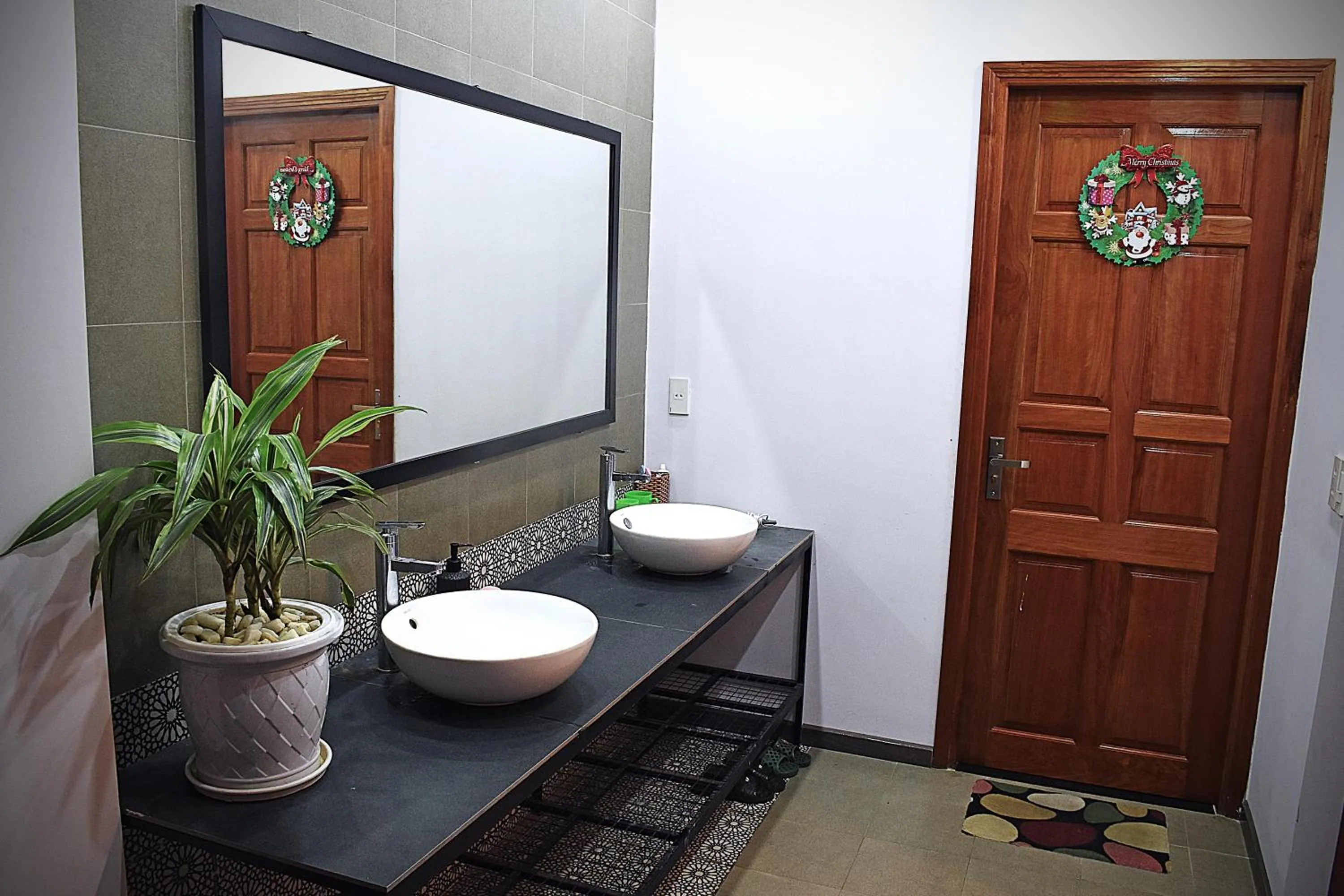 Toilet in Kon-Tiki DaNang Hostel