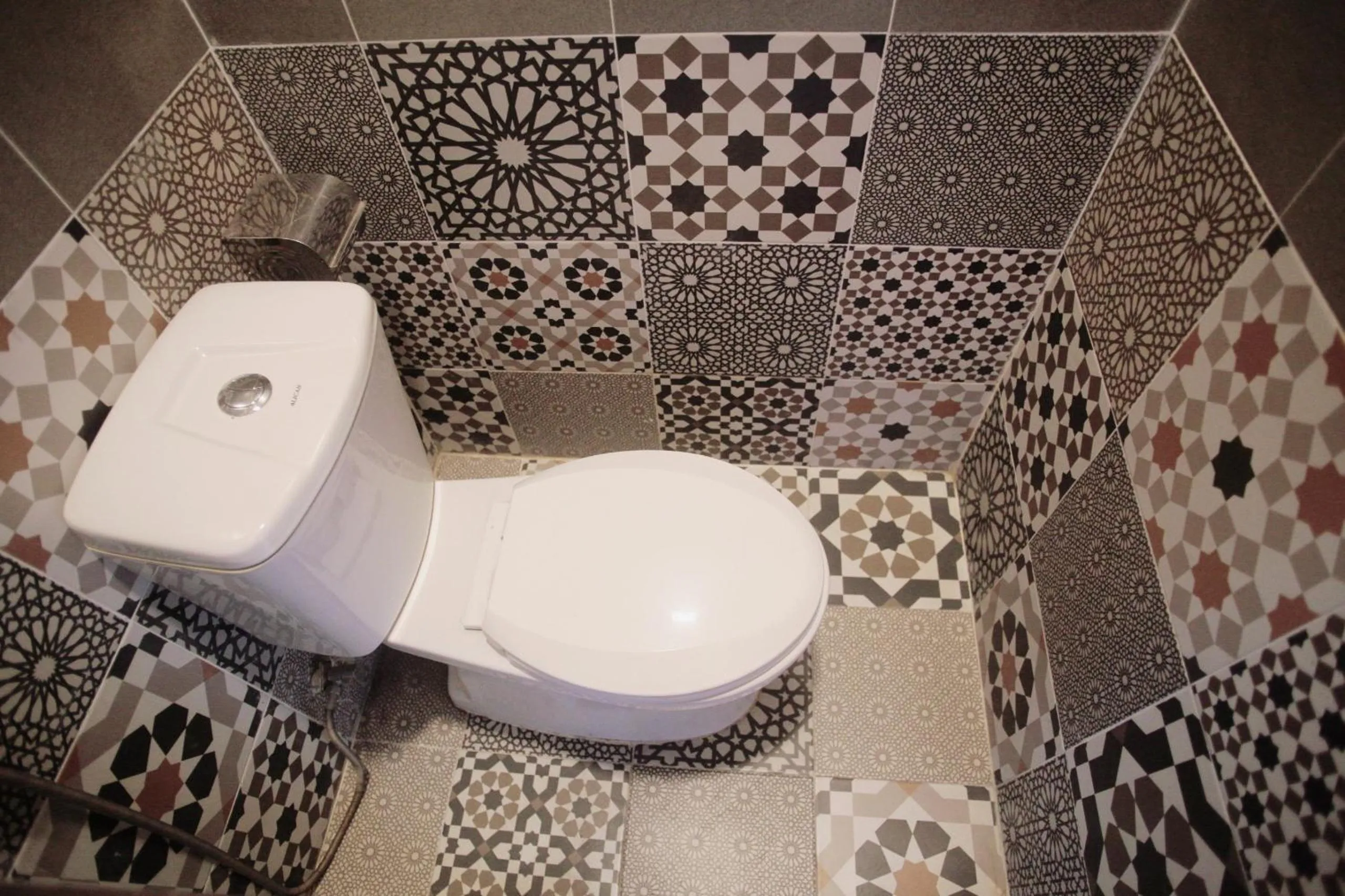 Toilet in Kon-Tiki DaNang Hostel