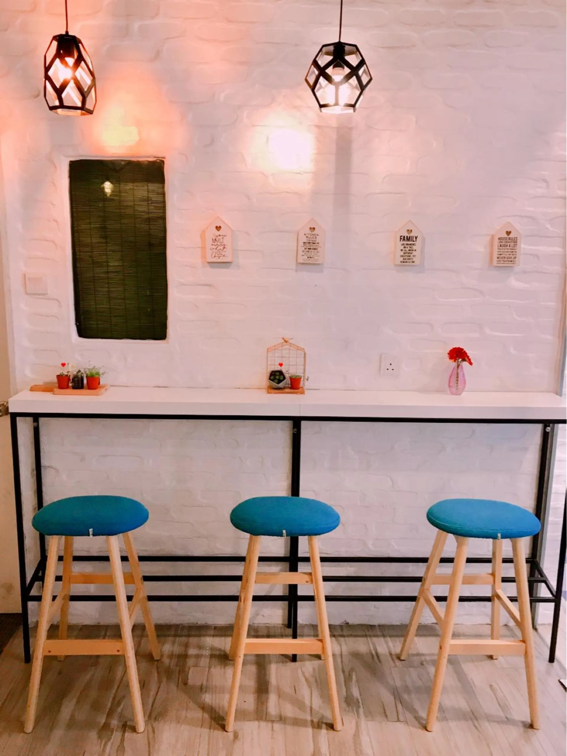 Communal lounge/ TV room in Hotel Flora Plus