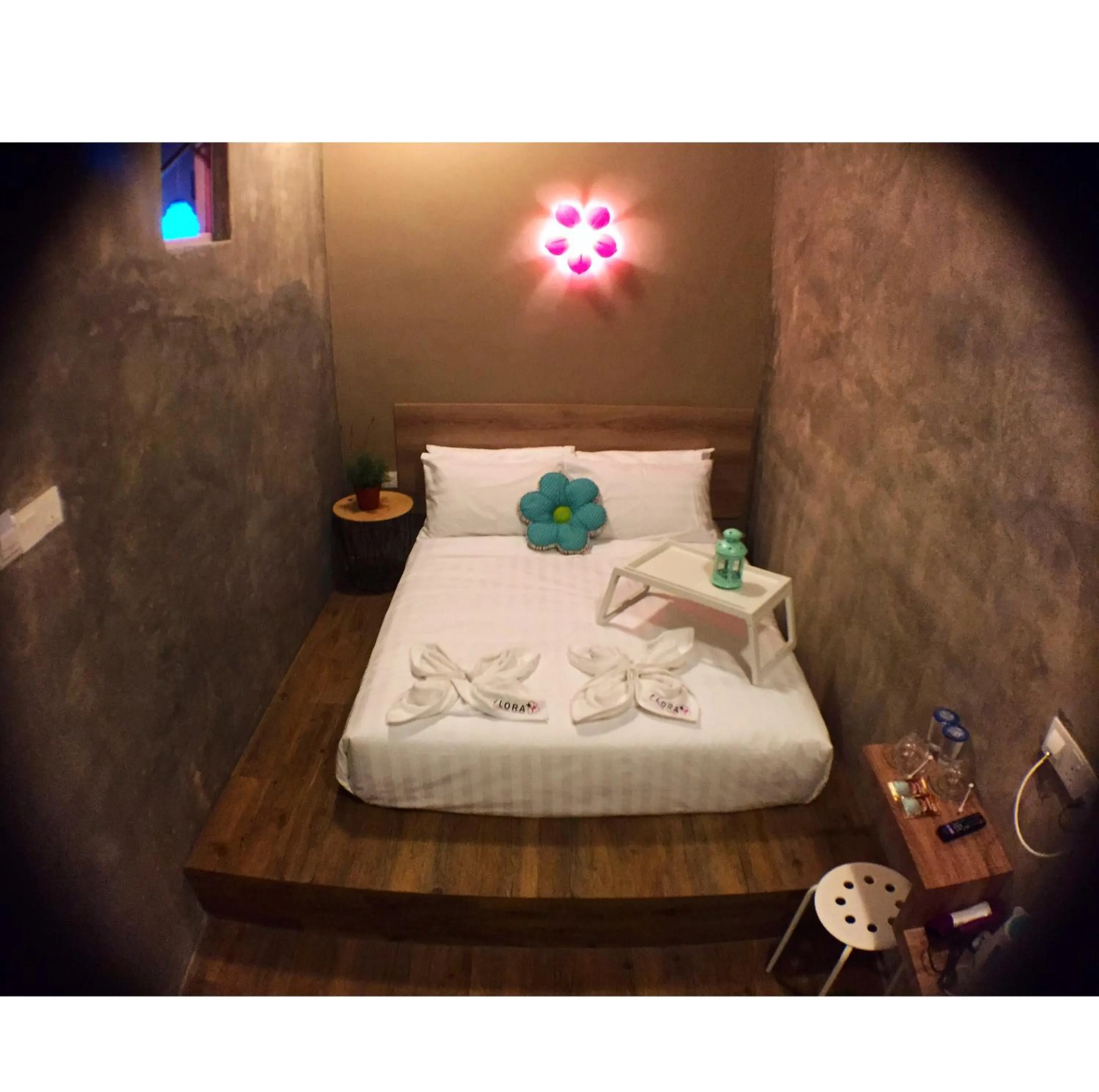 Shower, Bed in Hotel Flora Plus