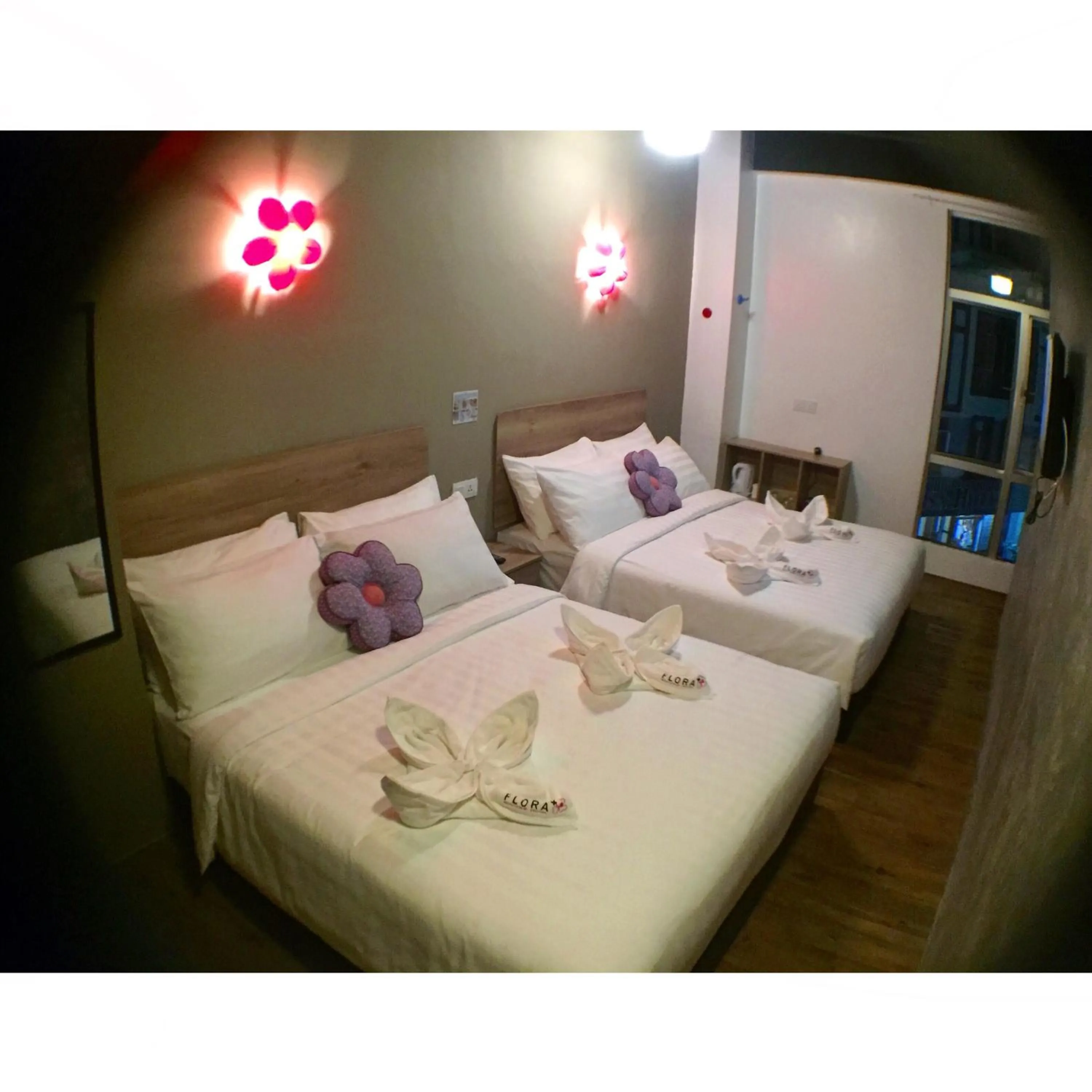 Shower, Bed in Hotel Flora Plus