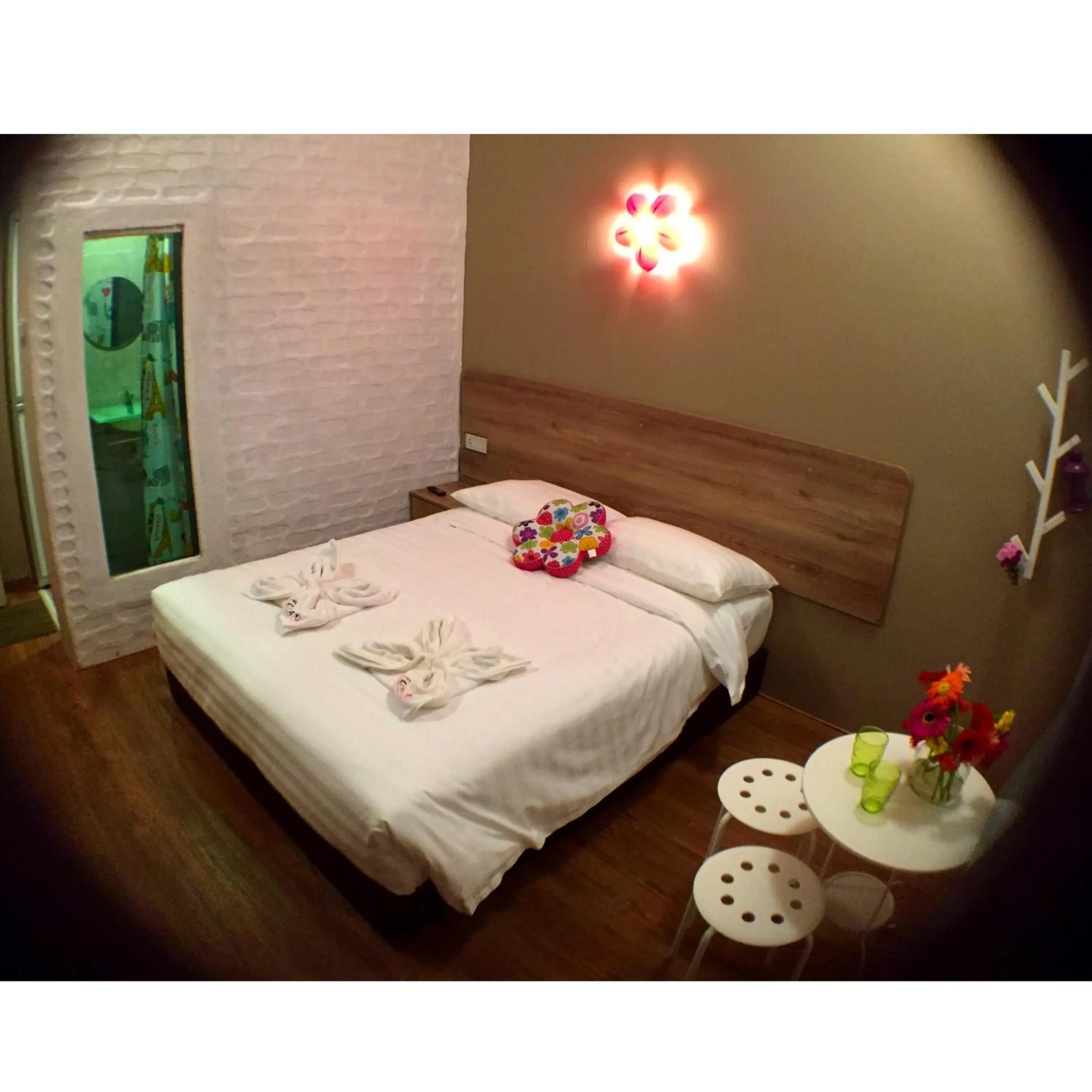 Shower, Bed in Hotel Flora Plus