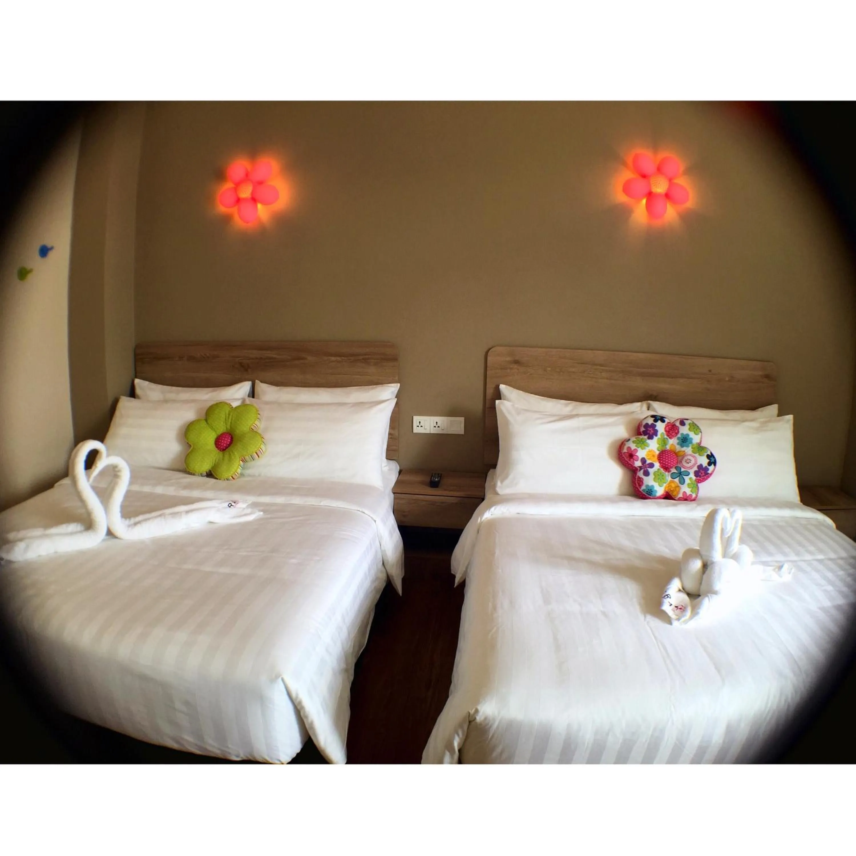 Shower, Bed in Hotel Flora Plus