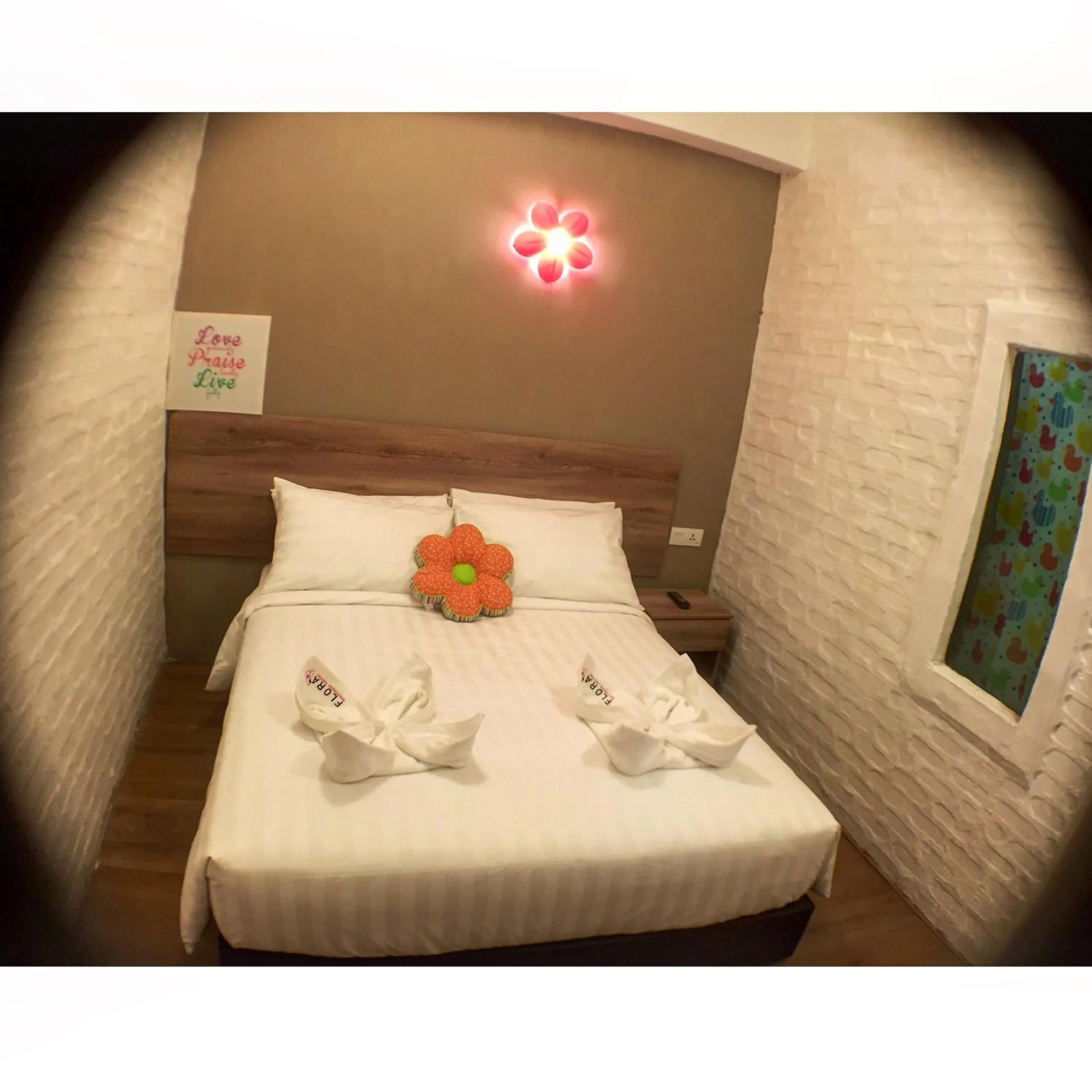 Bathroom, Bed in Hotel Flora Plus