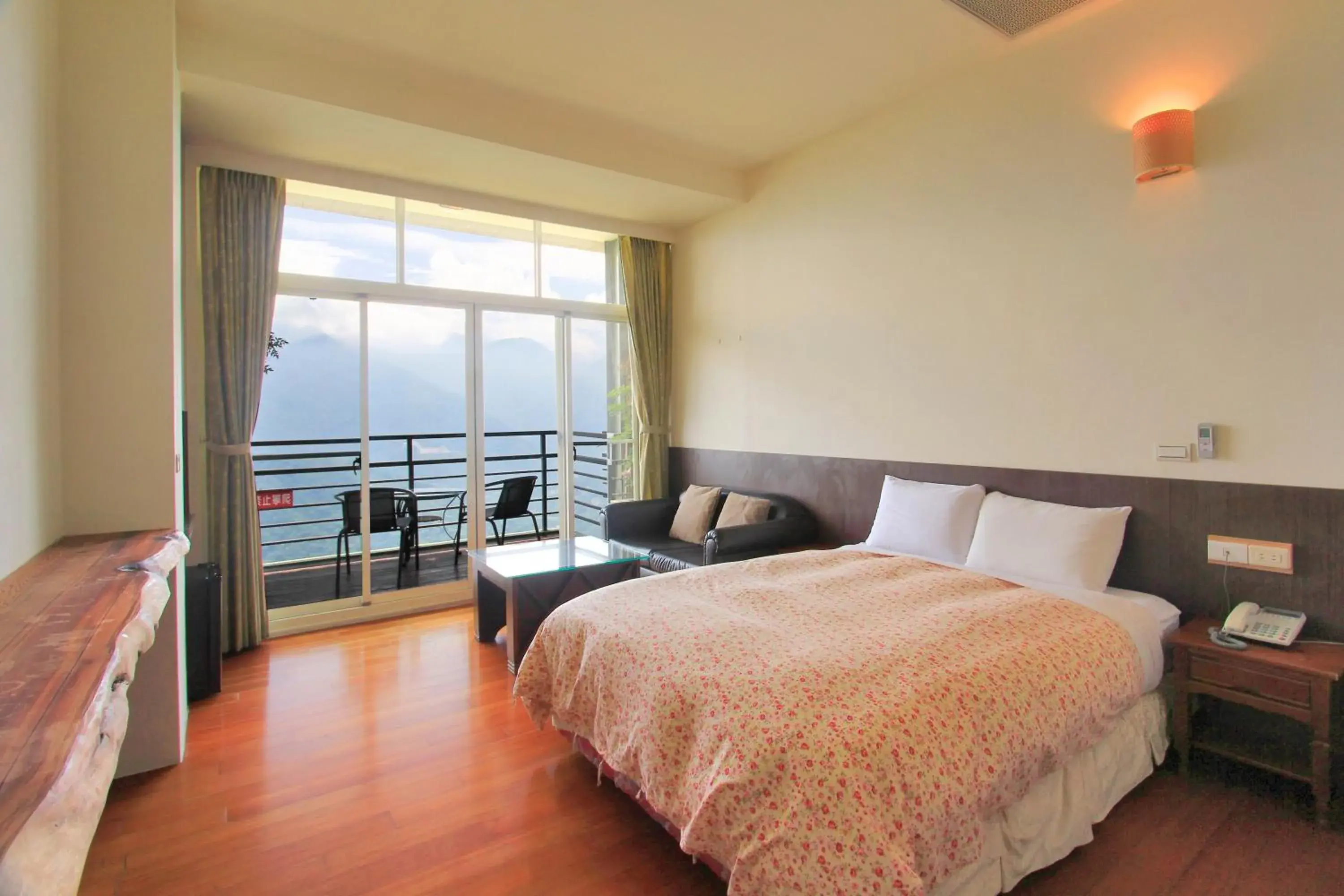 Double Room with Balcony in Sunnydale B&B Double Room with Balcony in Sunnydale B&B